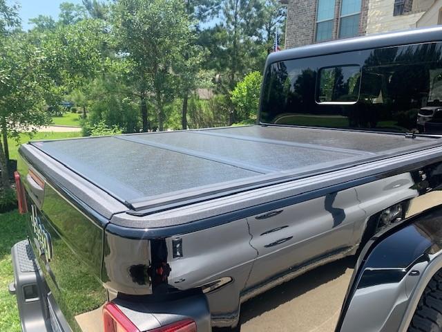 Jeep Gladiator Bed Cover, roll up vs tri fold 2