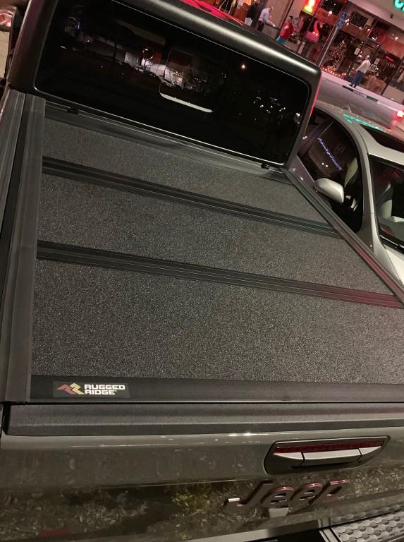 Jeep Gladiator Bed Cover, roll up vs tri fold InJbNs