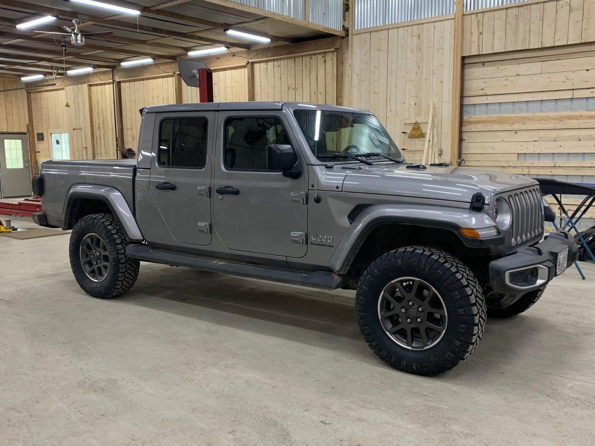 Jeep Gladiator Skyjacker 2.5"/1" lift, any experiences? Lifted Jeep1