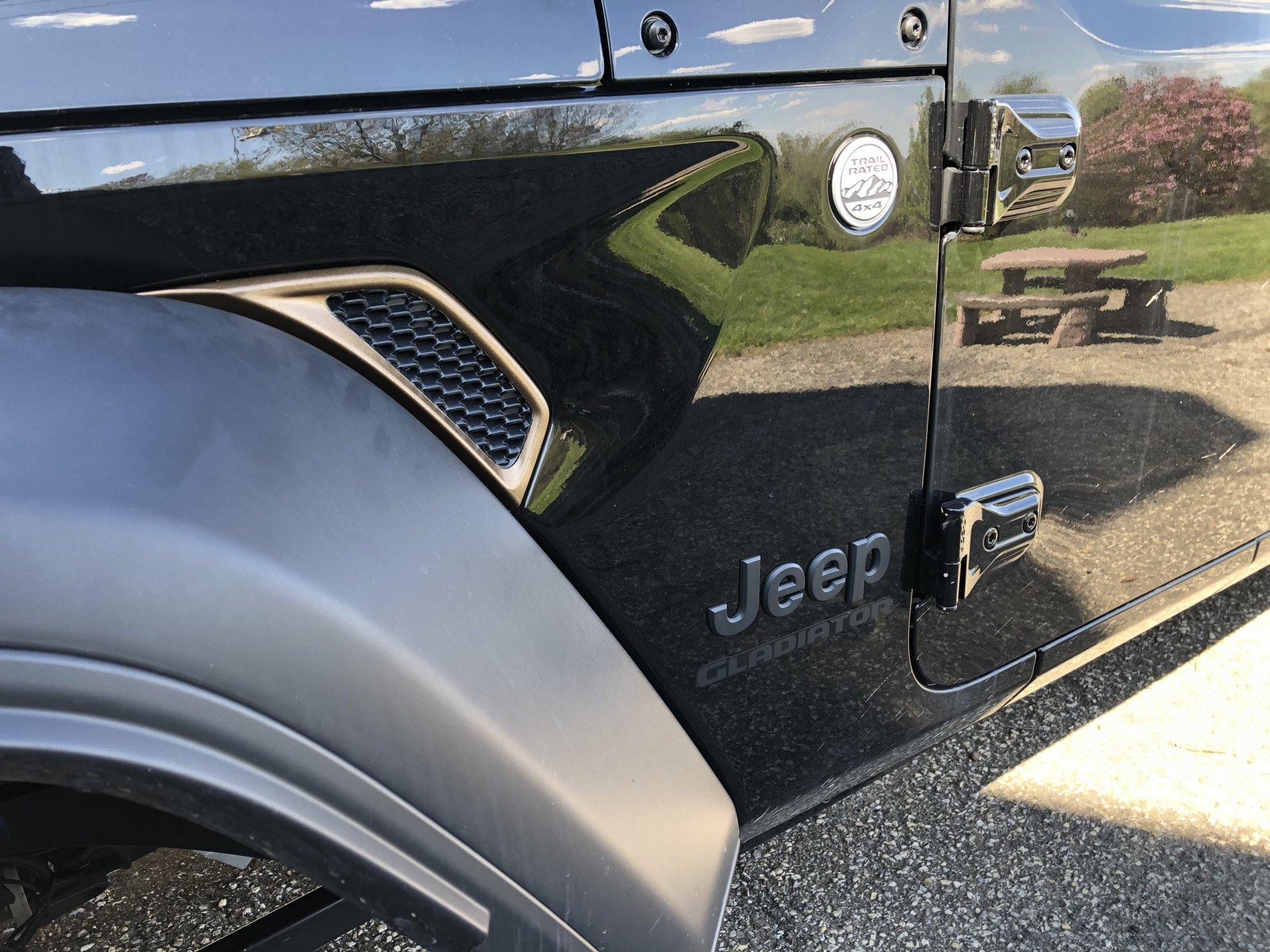 Jeep Gladiator Black and gold gladiator 9A687523-5FDB-4DD8-B110-ECEBD422D78E