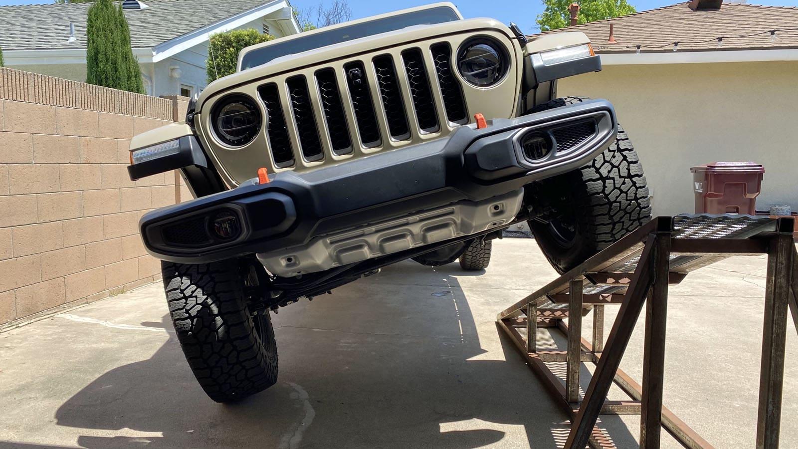 Jeep Gladiator Gladiator Mojave vs Rubicon Suspension Flex Test (RTI - Ramp Travel Index) 3_front