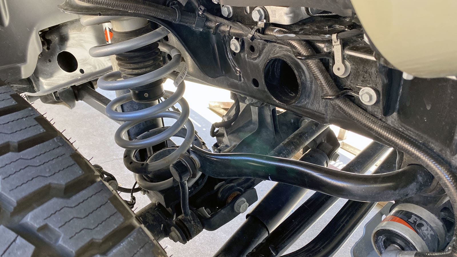 Jeep Gladiator Gladiator Mojave vs Rubicon Suspension Flex Test (RTI - Ramp Travel Index) 5_RF_hangin