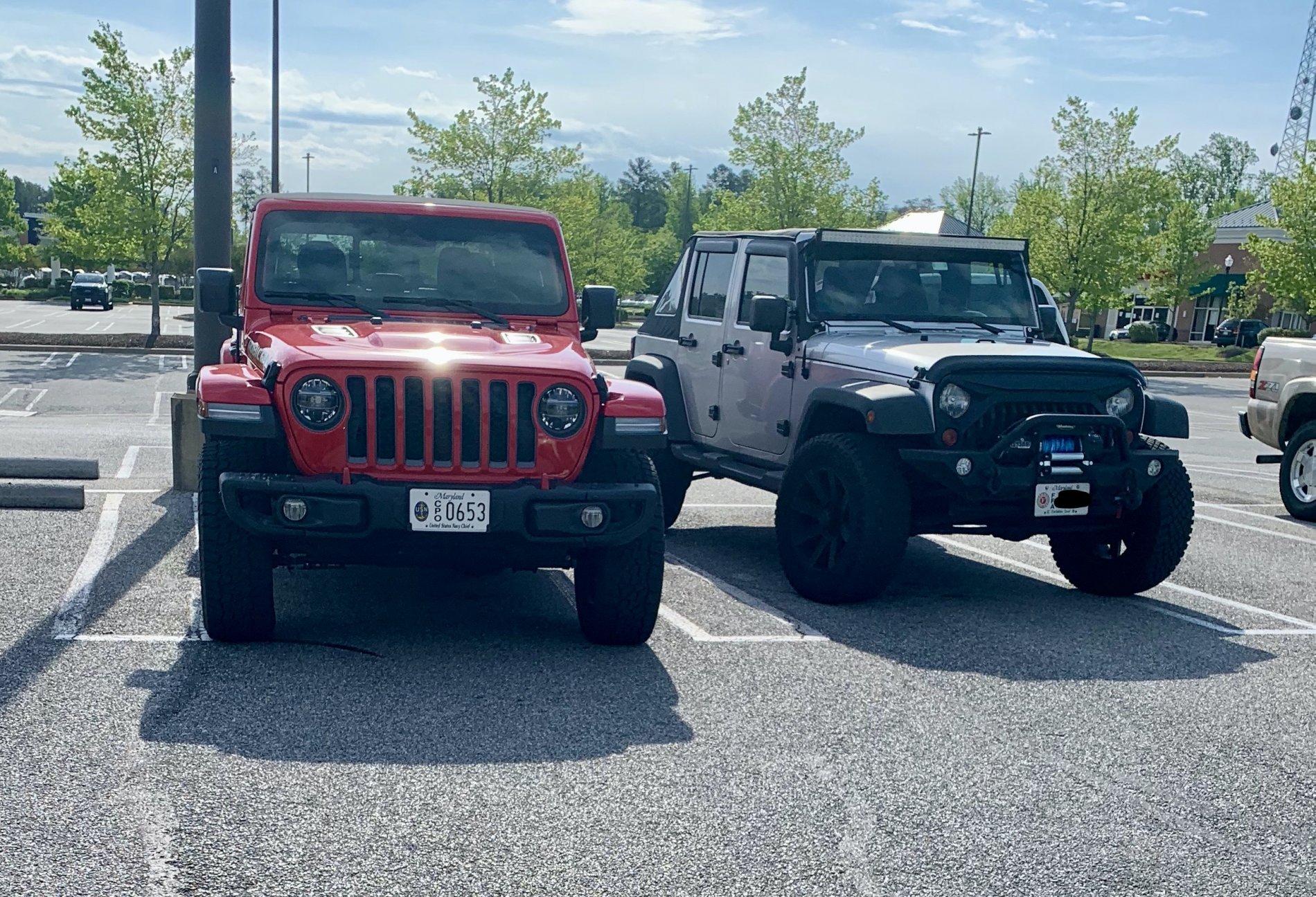 Jeep Gladiator Jeeps Parking Next To Jeeps 964F9484-24EF-4B5E-A27C-55A98EFC6A5C_1_201_a