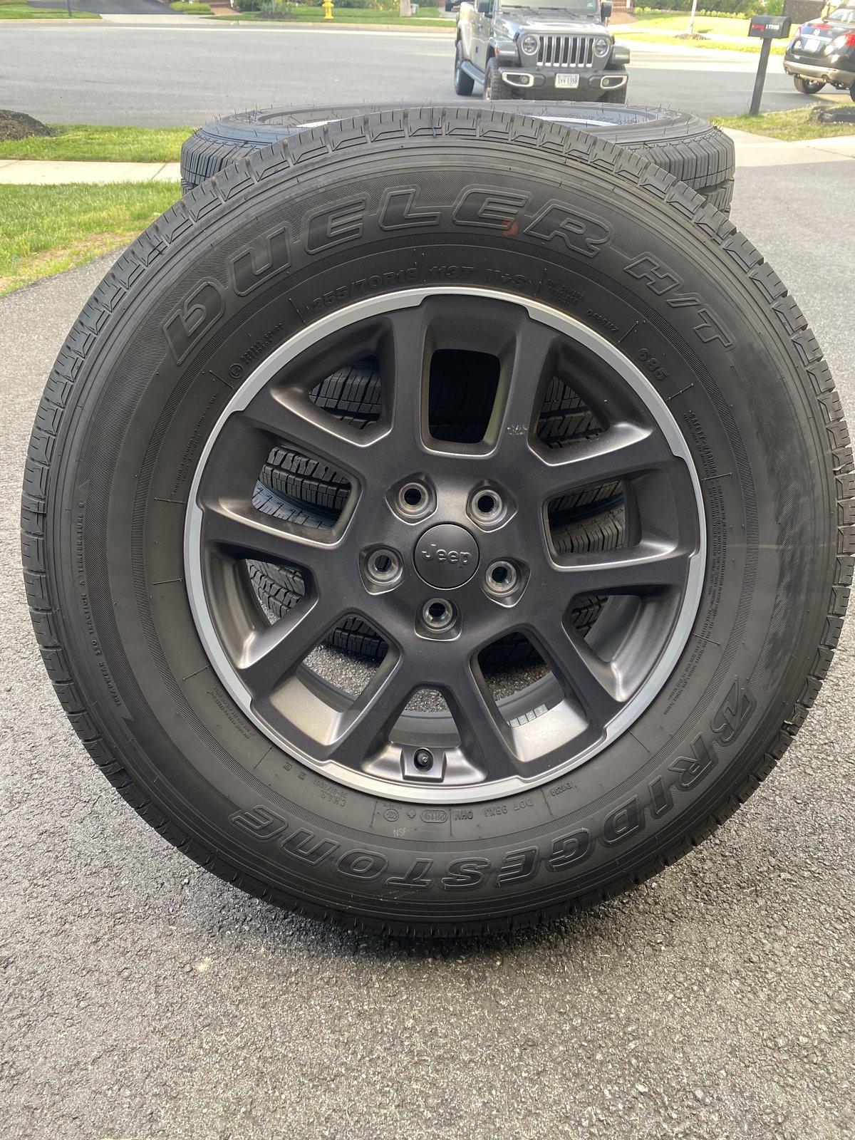 Jeep Gladiator Overland Wheels & Tires with TPMS and lug nuts 1BE02853-B221-4728-AA47-3E906F97A039