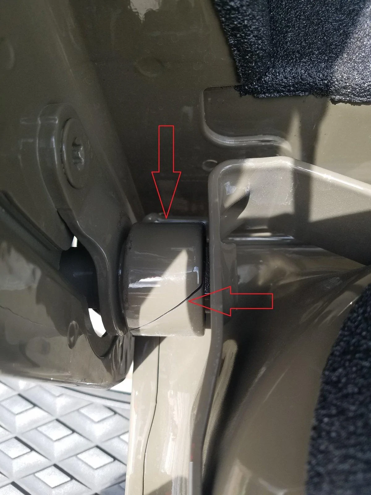 Jeep Gladiator Is my tailgate hinge broken? 20200510_104131