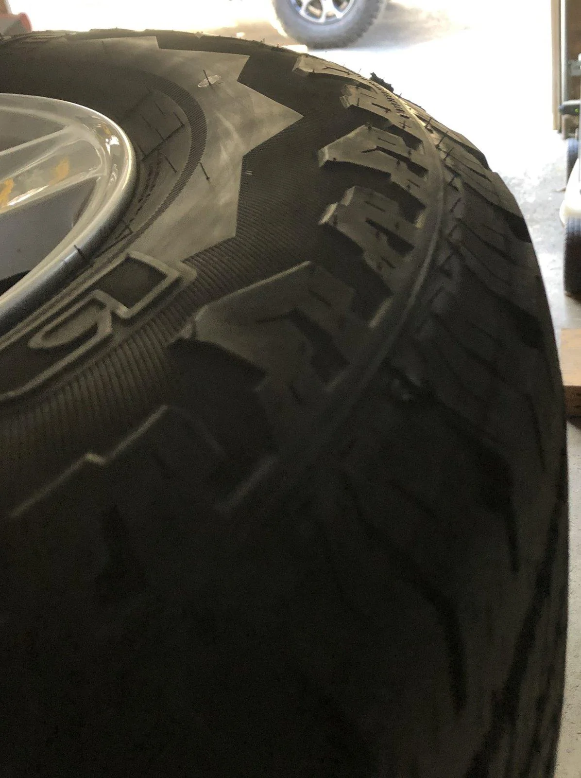 Jeep Gladiator Gladiator max tow wheels. Less than 1000 miles 9ED540CC-BF66-4DBD-85CF-D75CF1EF123D
