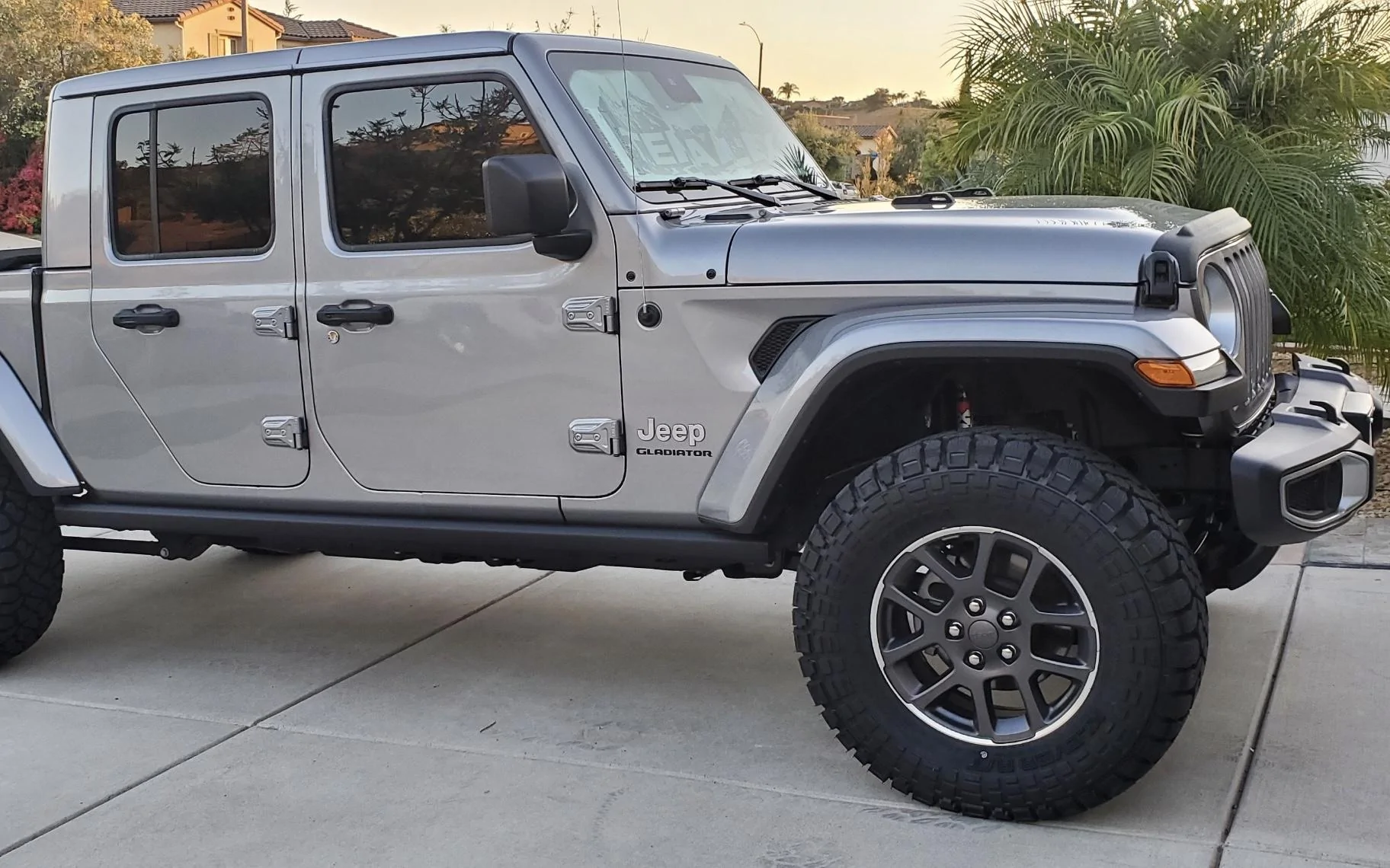 Jeep Gladiator Kenda Klever R/T KR601 35x10.50R17 29626E9A-2249-4408-809B-851842AF7B9A