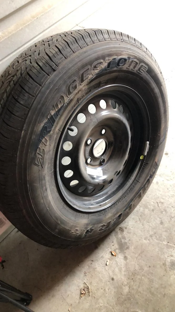 Jeep Gladiator Selling factory 17" wheels and tires E6F9C86E-448B-4D71-B888-ACE9E3A72D5A_1_105_c