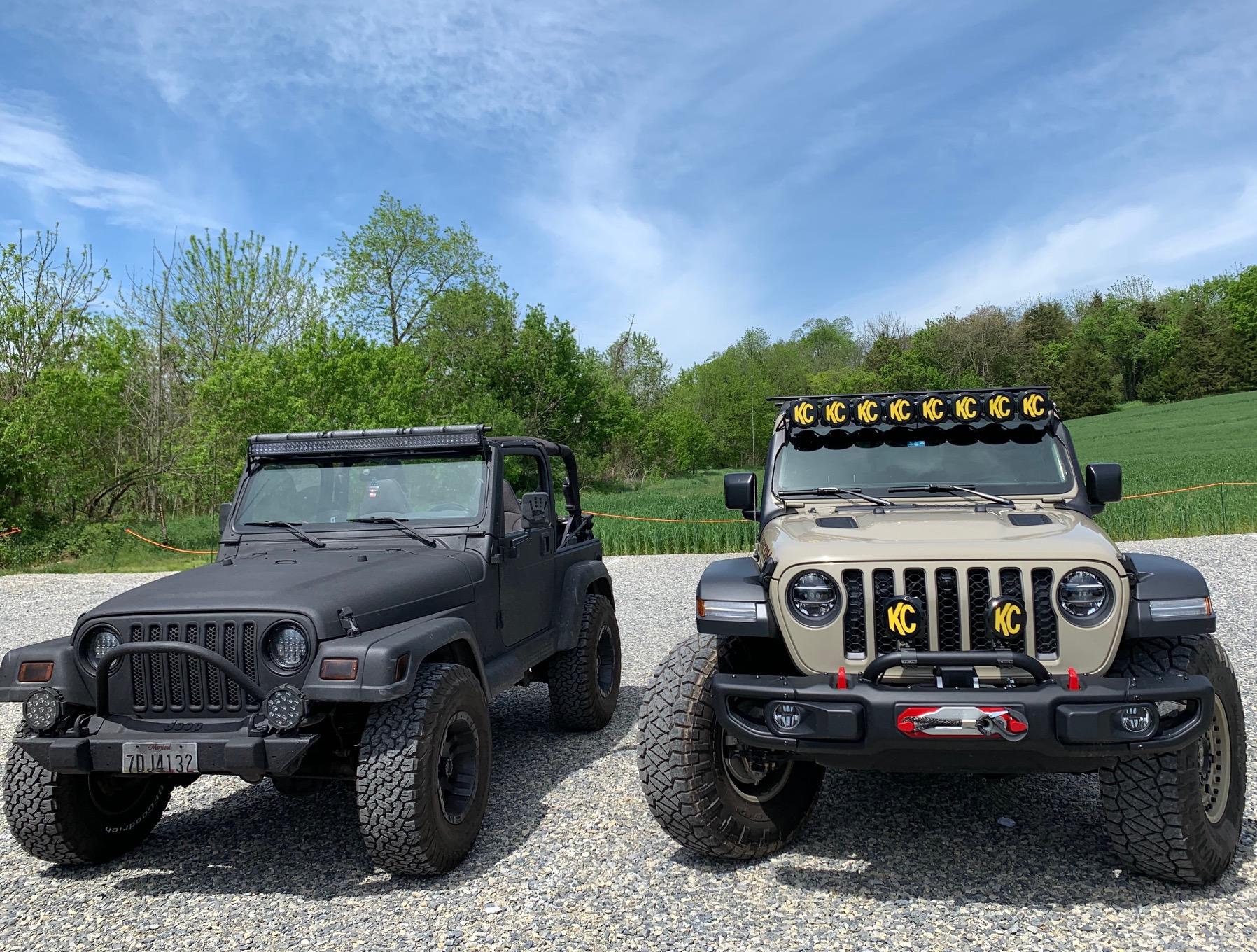 Jeep Gladiator Jeeps Parking Next To Jeeps IMG_1478