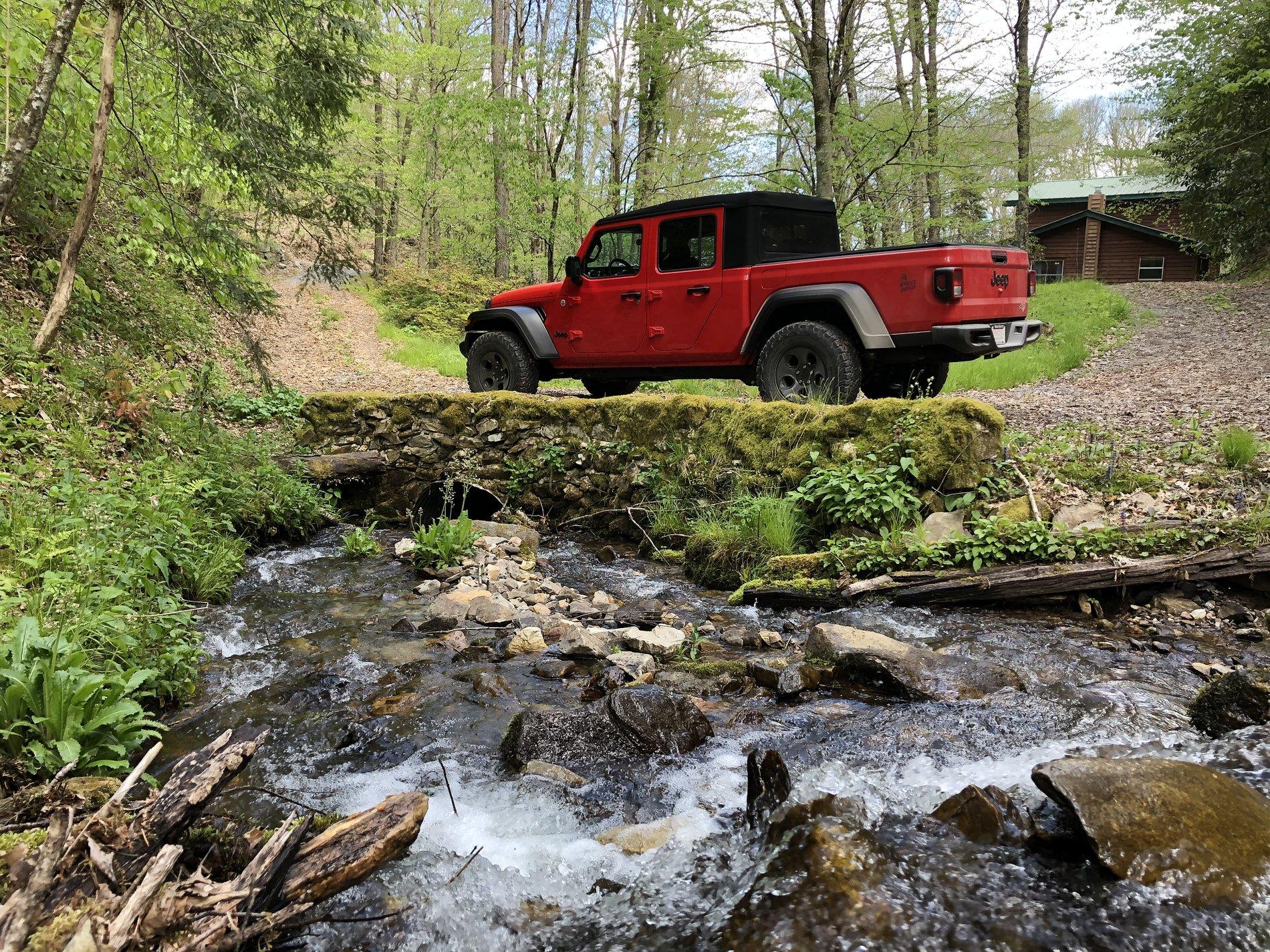 Jeep Gladiator FIRECRACKER RED Gladiator JT Club 86332A00-A20D-40B1-9298-2D5DC66ECB5A
