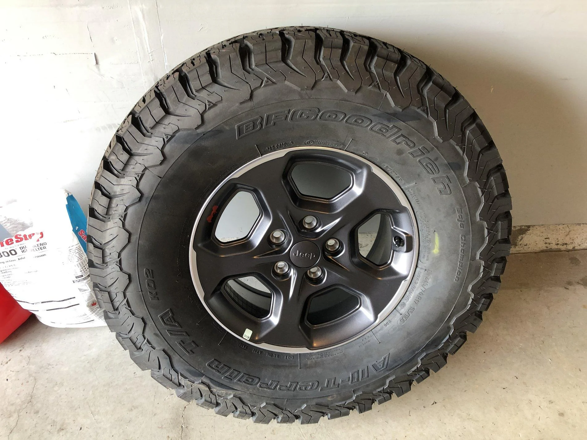 Jeep Gladiator 5 Gladiator Wheels with 315/70/17 BFG KO2s 01AA6910-FE25-4317-8E1D-B1EC53E03BF5