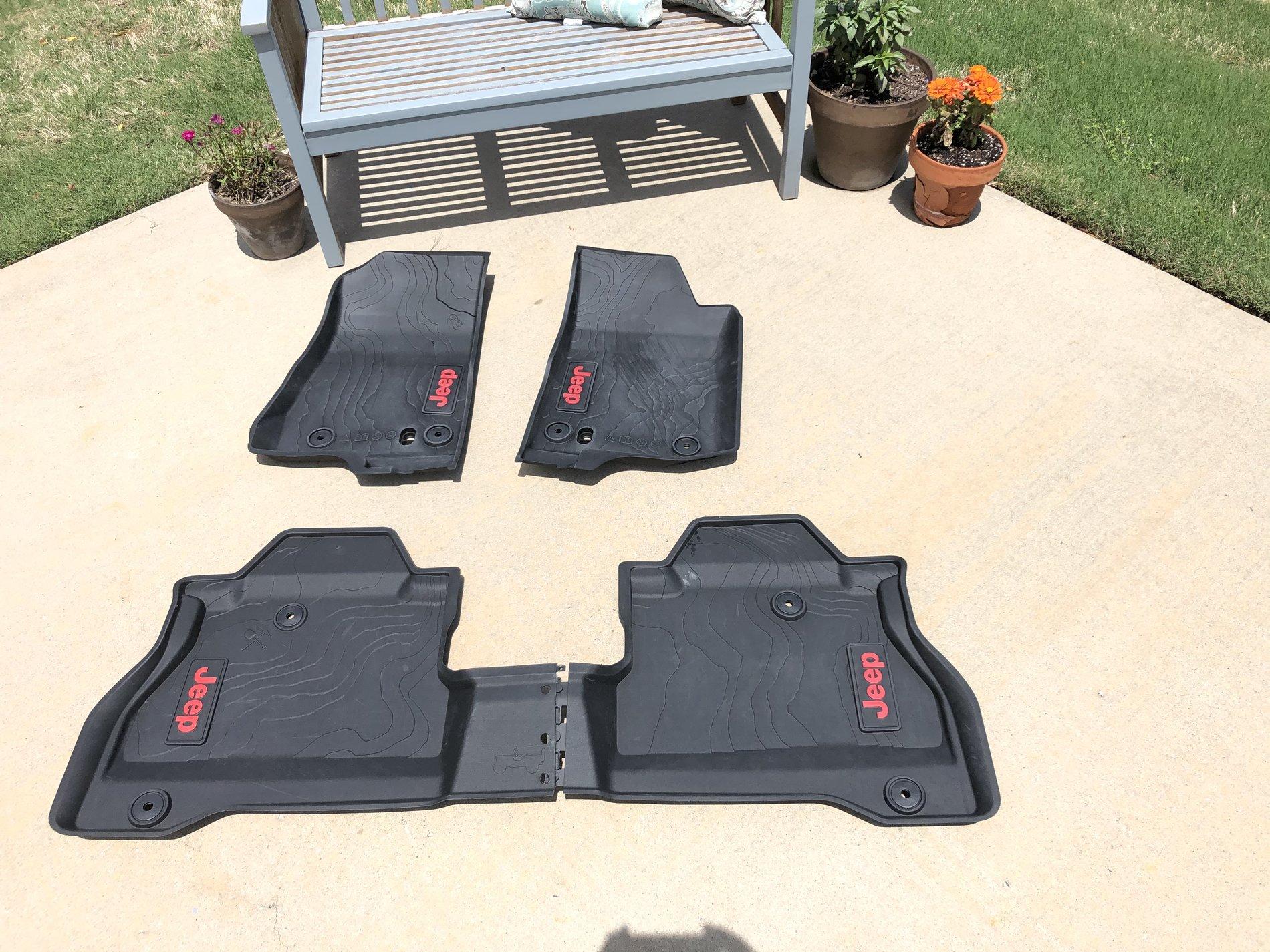 Jeep Gladiator JT Rubber Floor Liners 7EE88F34-0945-4177-9DCD-EC8215C50C34