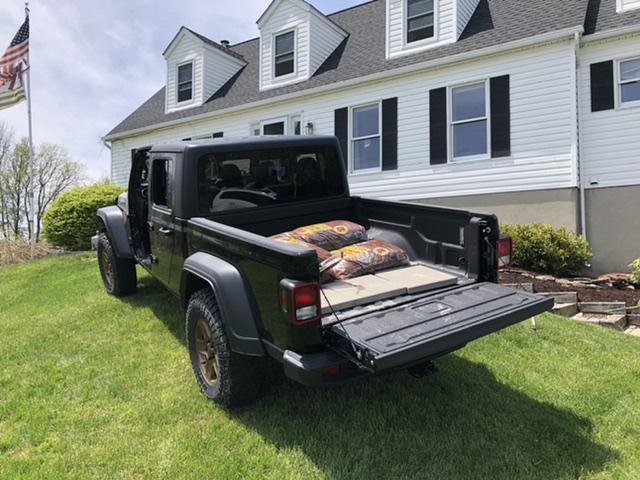 Jeep Gladiator Black and gold gladiator 97225702-D0F6-4416-AEF0-4F6E3A5898A3