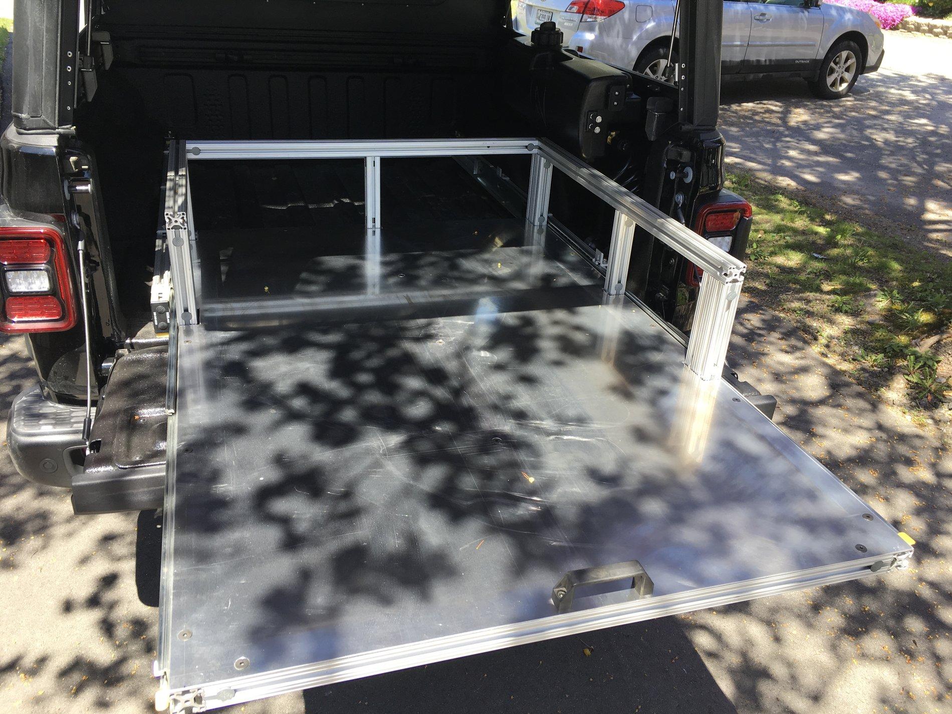 Jeep Gladiator Alu-Cab Gladiator Bed Cap CBD228EB-916F-43D8-895C-D74DC146B082
