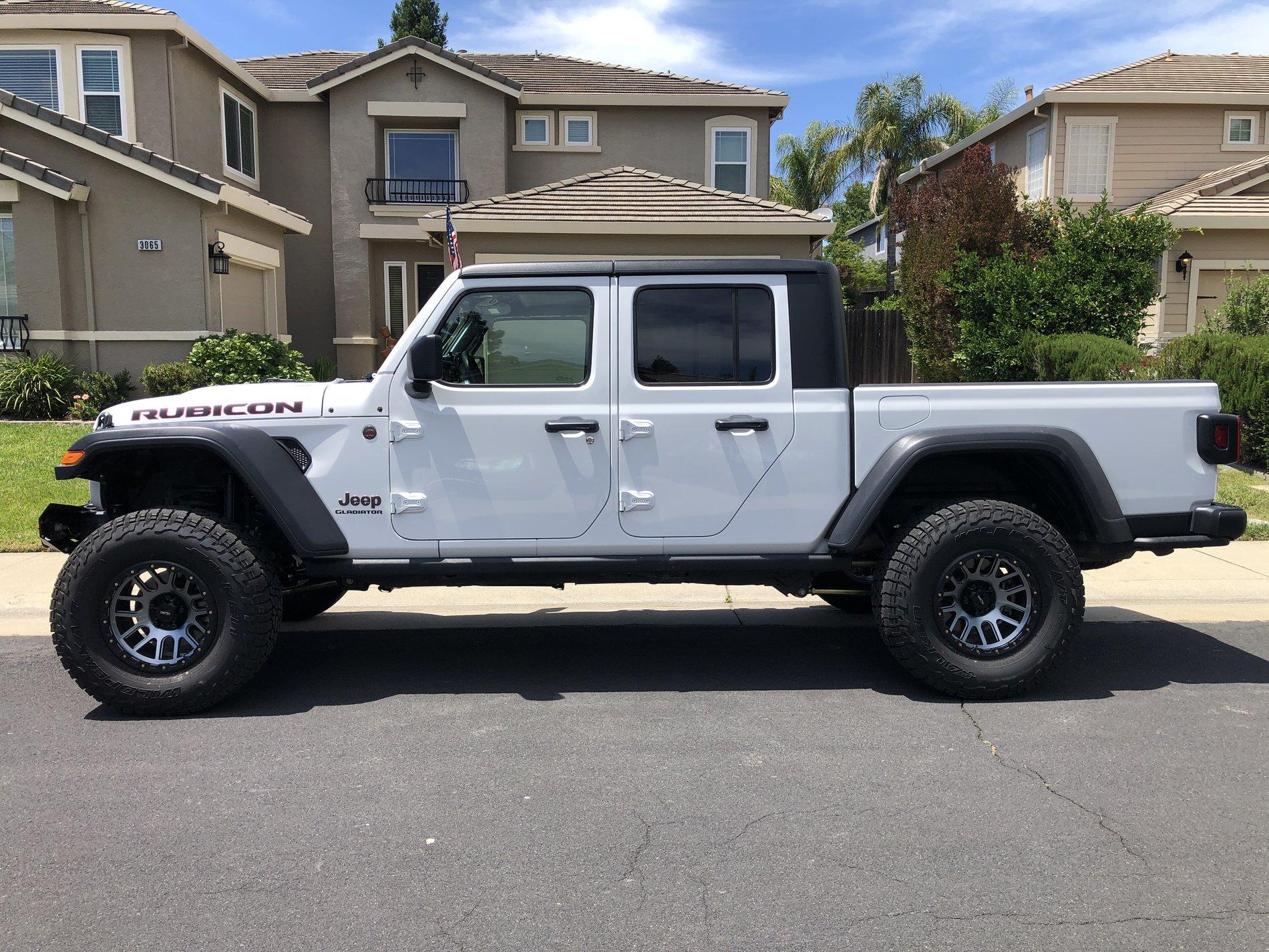 Jeep Gladiator Metalcloak lift 828FEBCE-B144-48F3-A6BD-C3D81FB35C98