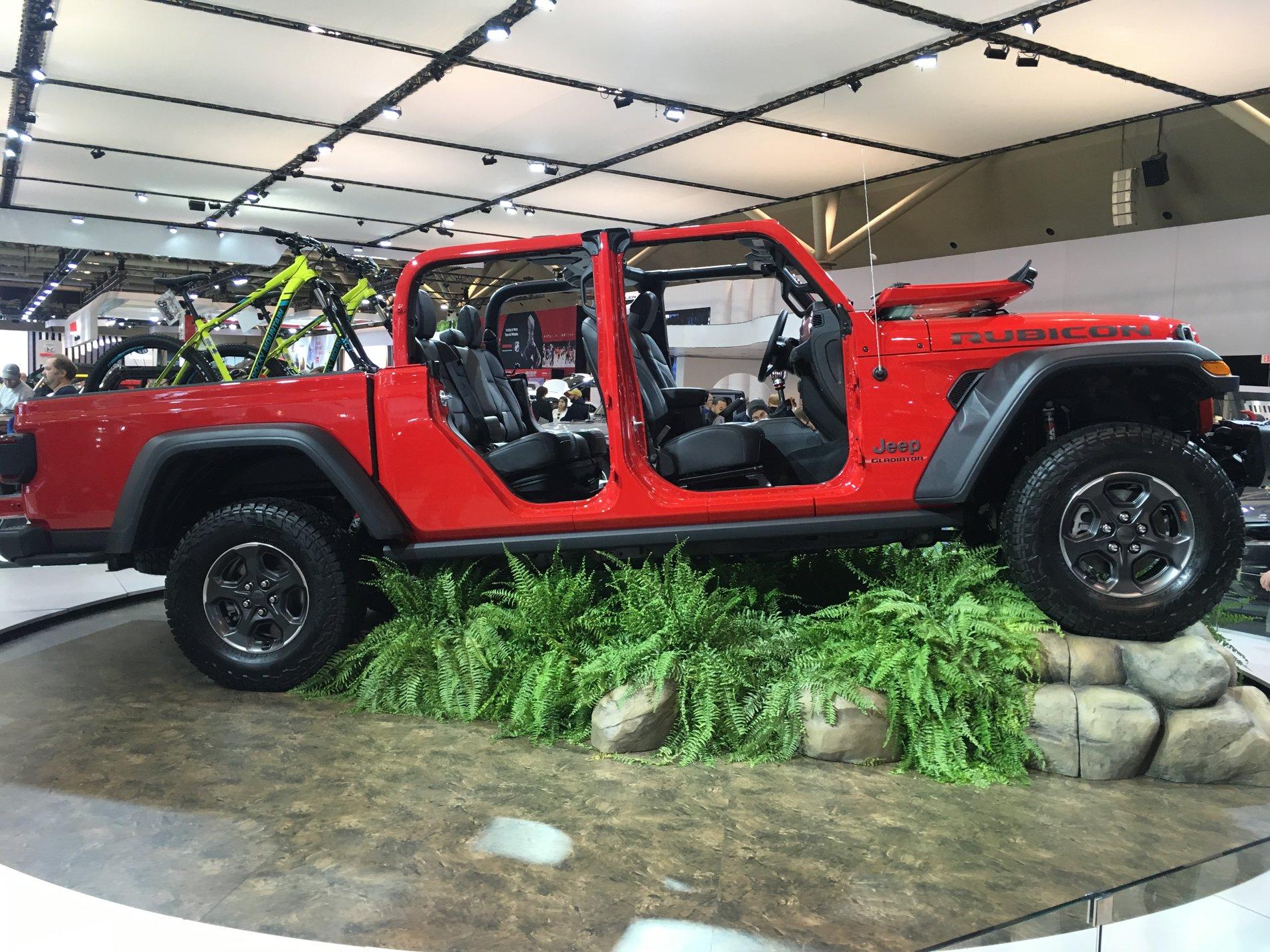 Jeep Gladiator FIRECRACKER RED Gladiator JT Club CC6A9496-0C18-4E78-940F-EC0F2CF328F3