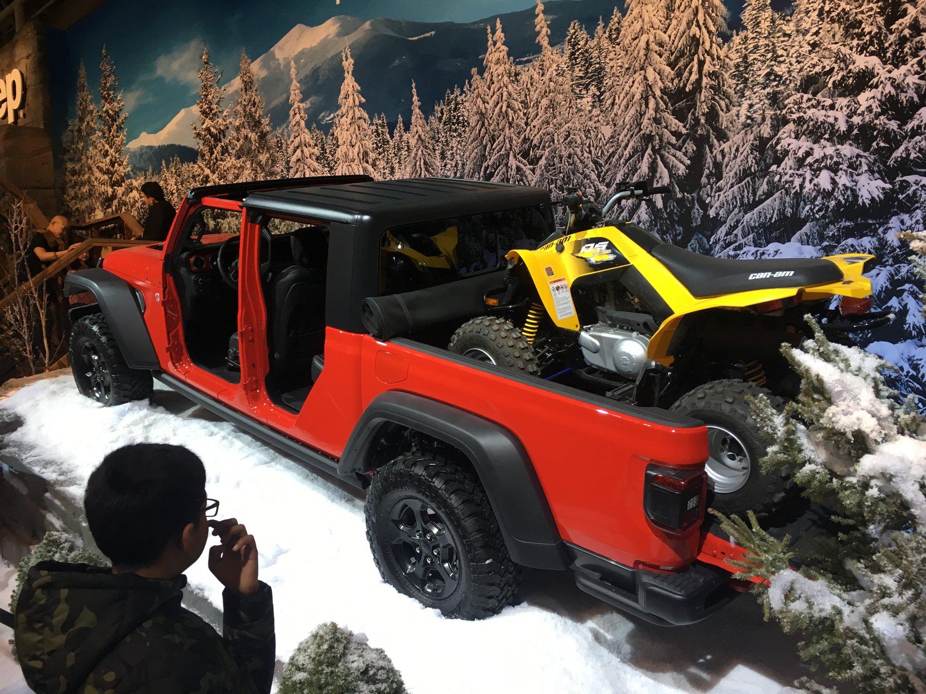 Jeep Gladiator Detailed Gladiator shots from Canadian International Autoshow F4C41D2A-C2CC-45AD-B638-1CA5B6886AC0