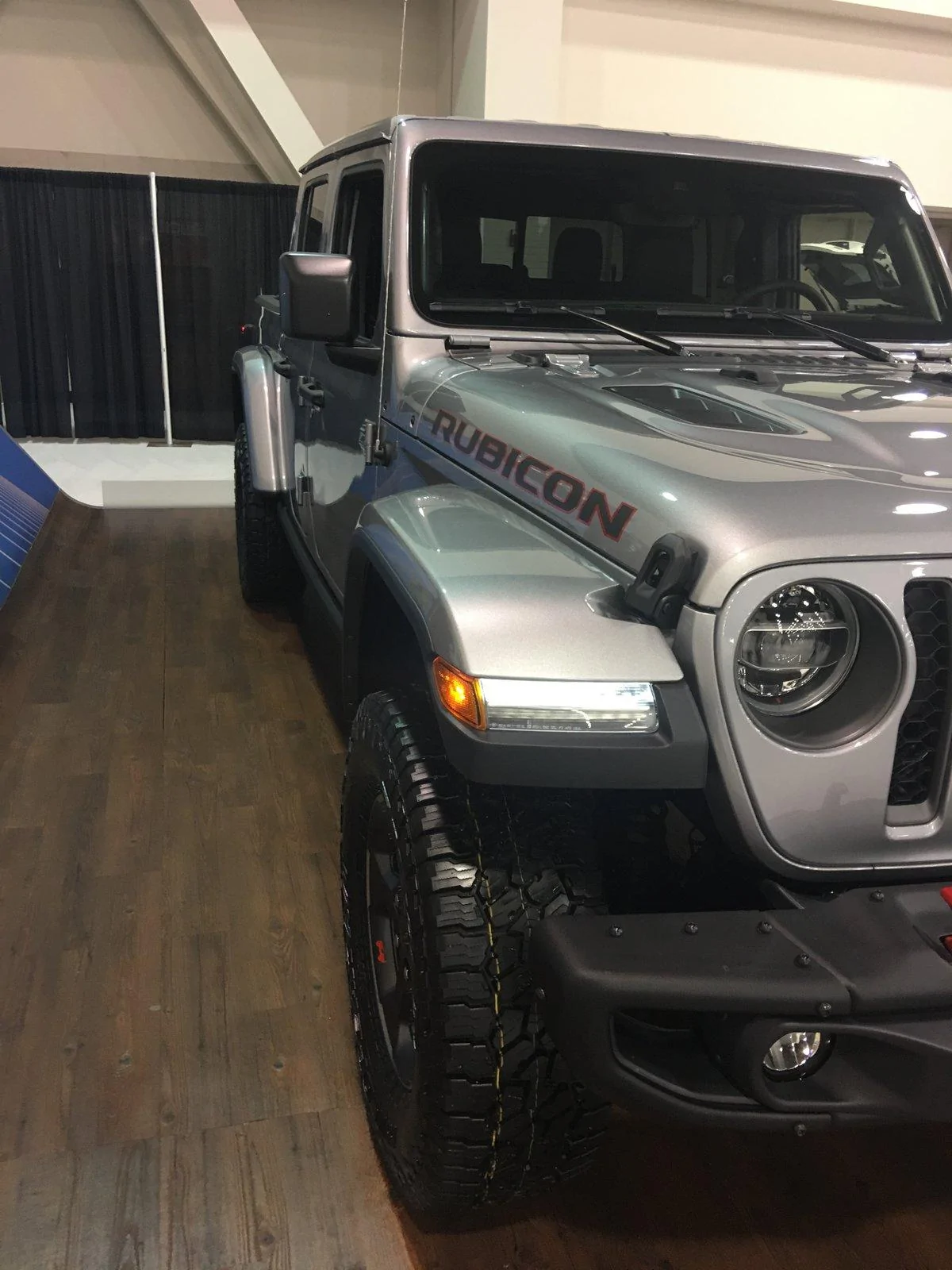 Jeep Gladiator Milwaukee WI Auto Show - My First Look! E7130EDC-DC2E-4F81-A0B2-7035BF75E3D0