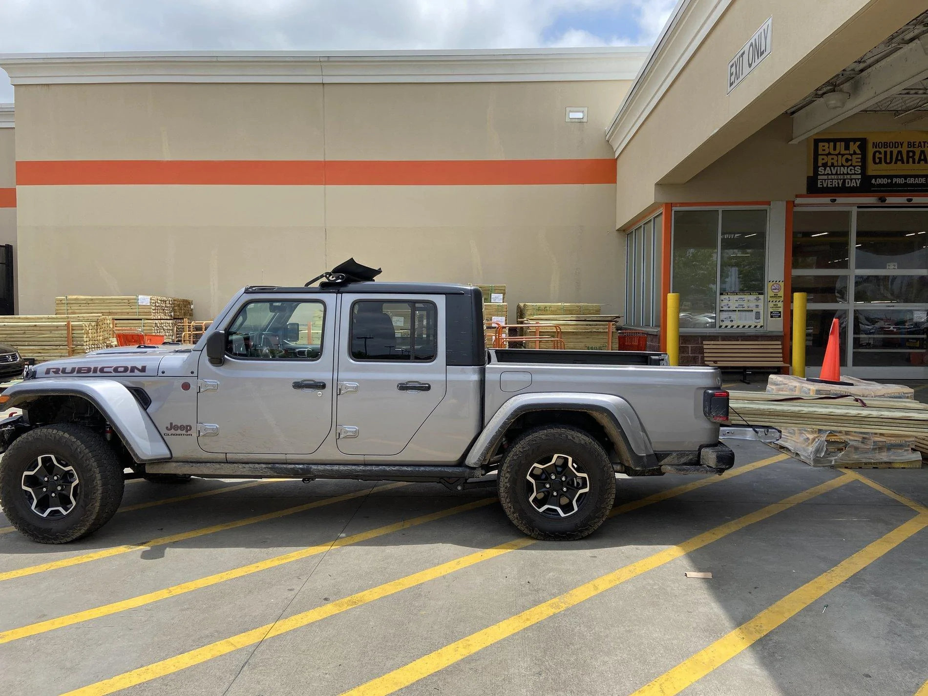 Jeep Gladiator Hauling Long Lumber B553B2E0-1AAF-4D9A-A3E5-24DDE6557583