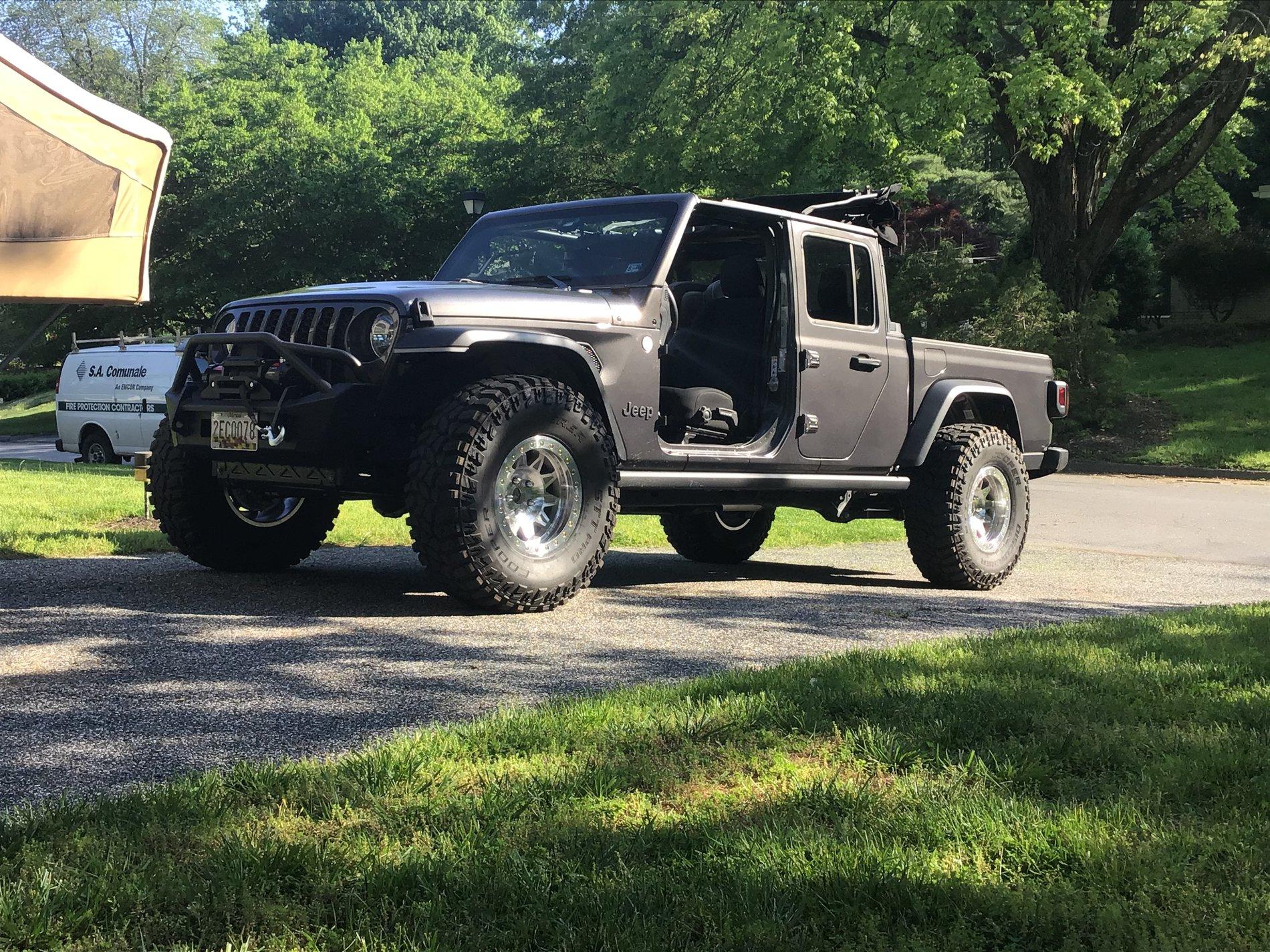 Jeep Gladiator bigger tires on unlifted Sport S 1A124E33-EBAC-4ABB-B3CE-118C3F31719C