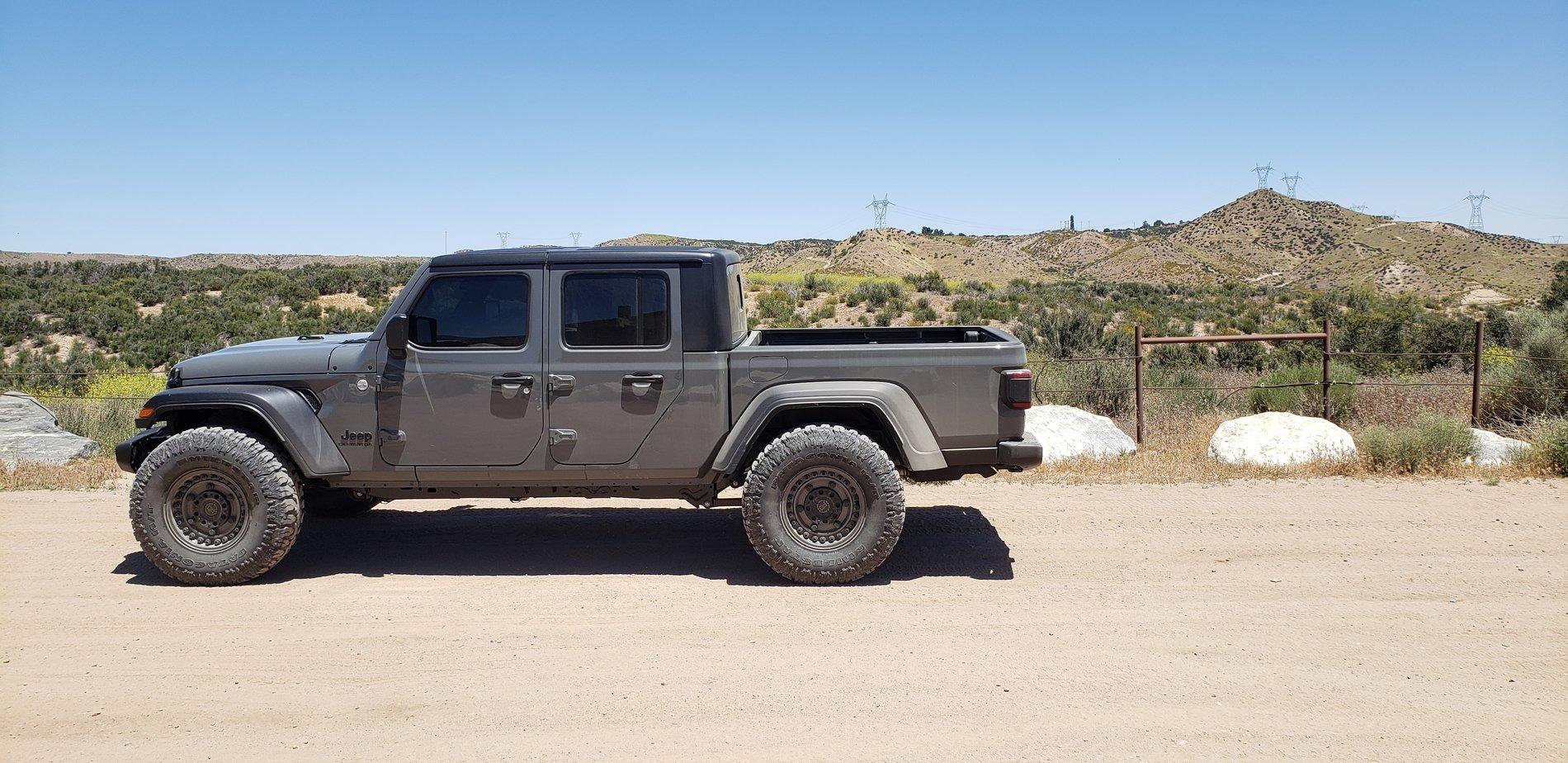 Jeep Gladiator bigger tires on unlifted Sport S 20200524_120702