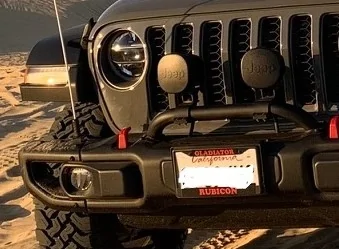 Jeep Gladiator Running with flag RLtIcY