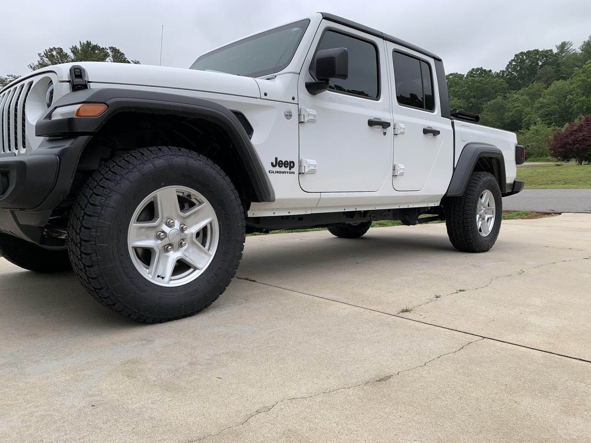 Jeep Gladiator BRIGHT WHITE Gladiator JT Club 7B1BCA81-5201-48F2-850A-8D568AB75E3A