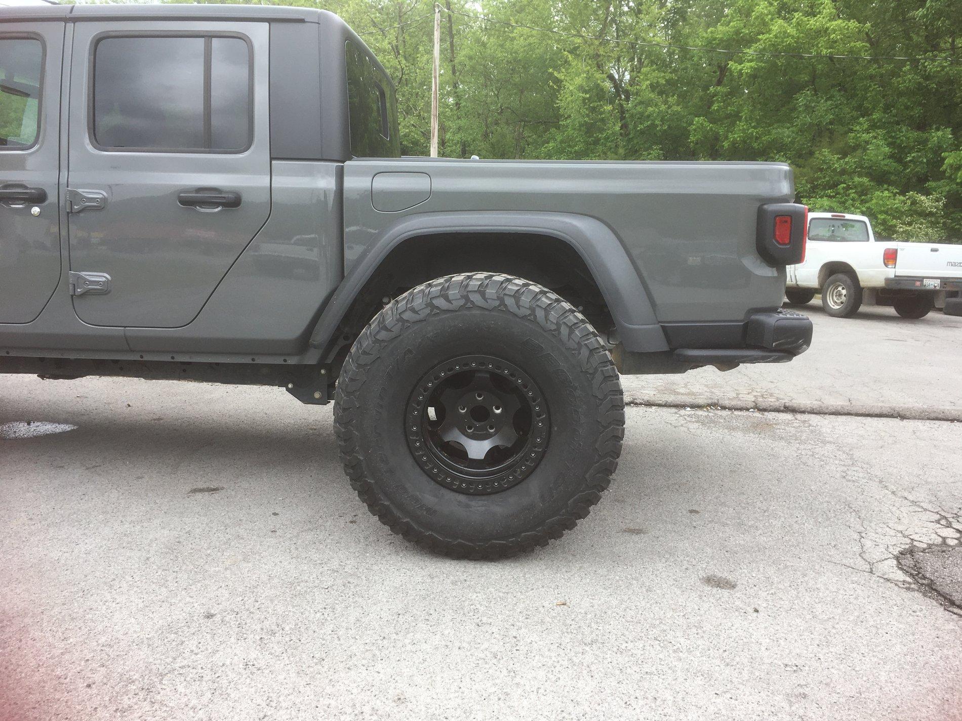 Jeep Gladiator (5) 39x13.50R17 BFG Mud Terrain KM3 - $1800 4920AB54-1BF2-48C9-9213-2285D7308529