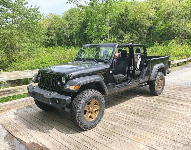 Jeep Gladiator Black and gold gladiator 991FCAD8-712F-4BAD-9980-6BE5B9E08457