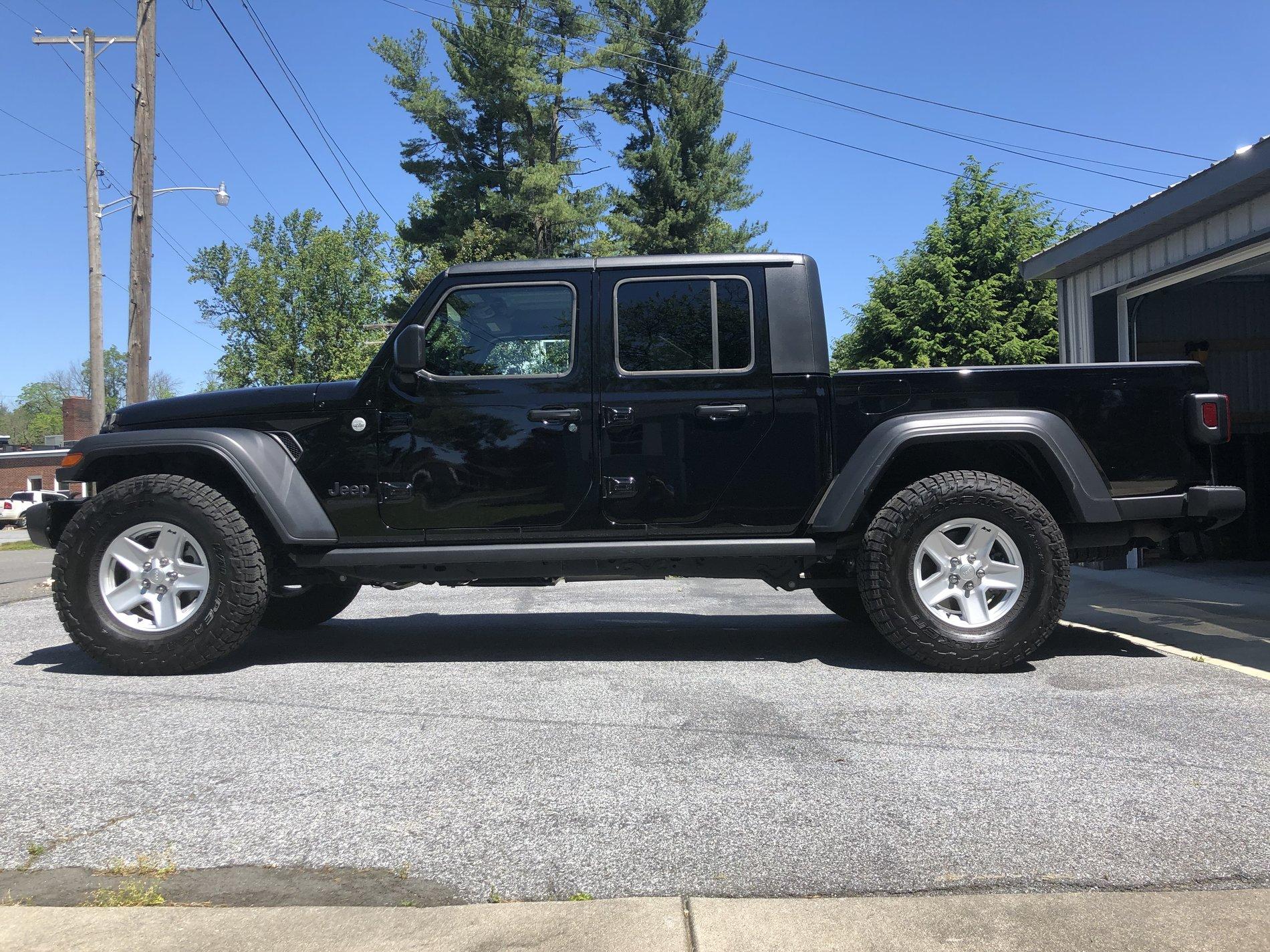 Jeep Gladiator Let's see 'em - Larger tires on Sport S wheels DE278E11-FA3A-4368-BEEF-27B29845D5E2