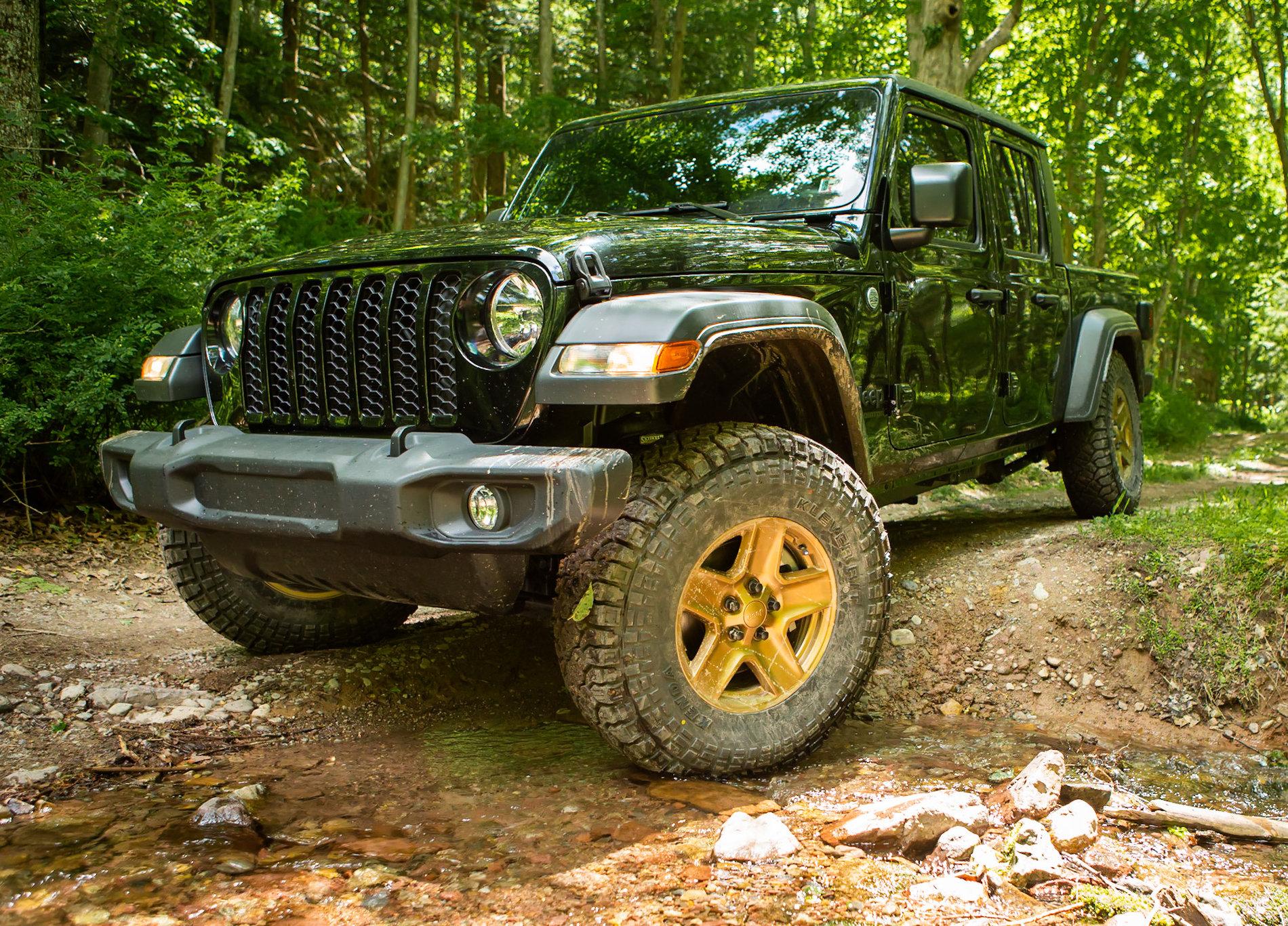 Jeep Gladiator Black and gold gladiator 307341FC-B104-43BD-9A18-FAACFABEE10D
