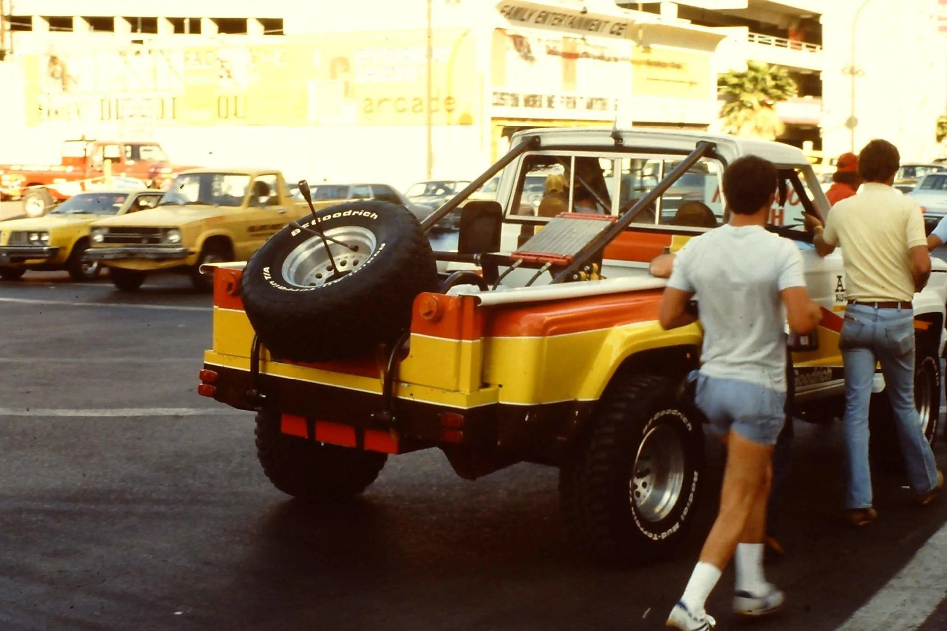Jeep Gladiator Because the regular frowny-clown grills aren't bad enough, there's this abomination PICT0186
