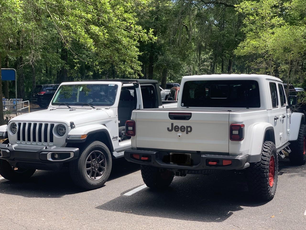 Jeep Gladiator Jeeps Parking Next To Jeeps 90E03E4A-F3D0-44C8-A40A-769303EC450E