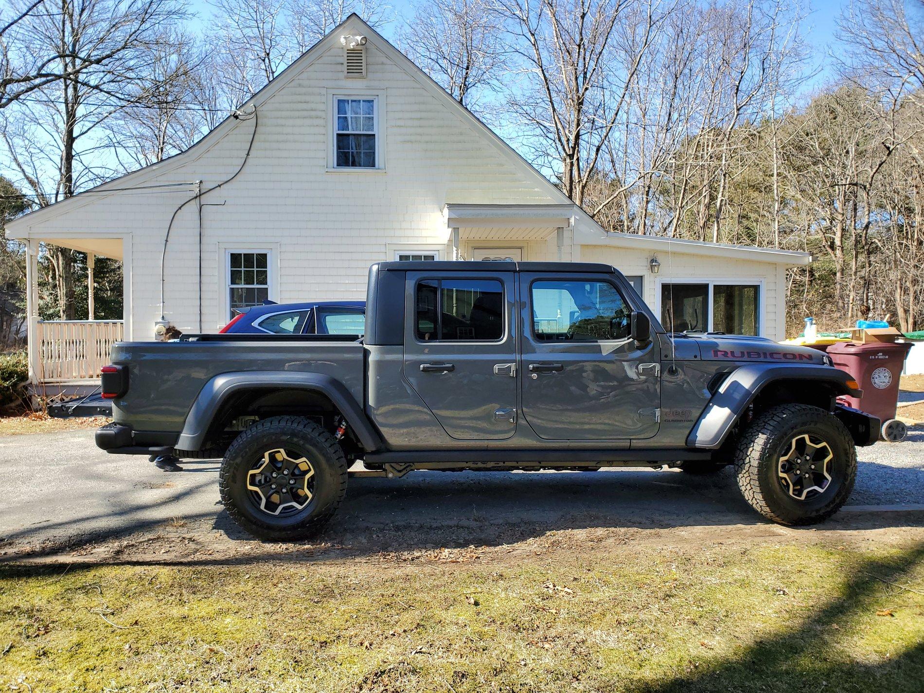Jeep Gladiator Gladiator hard top like new with panels 20200222_105602