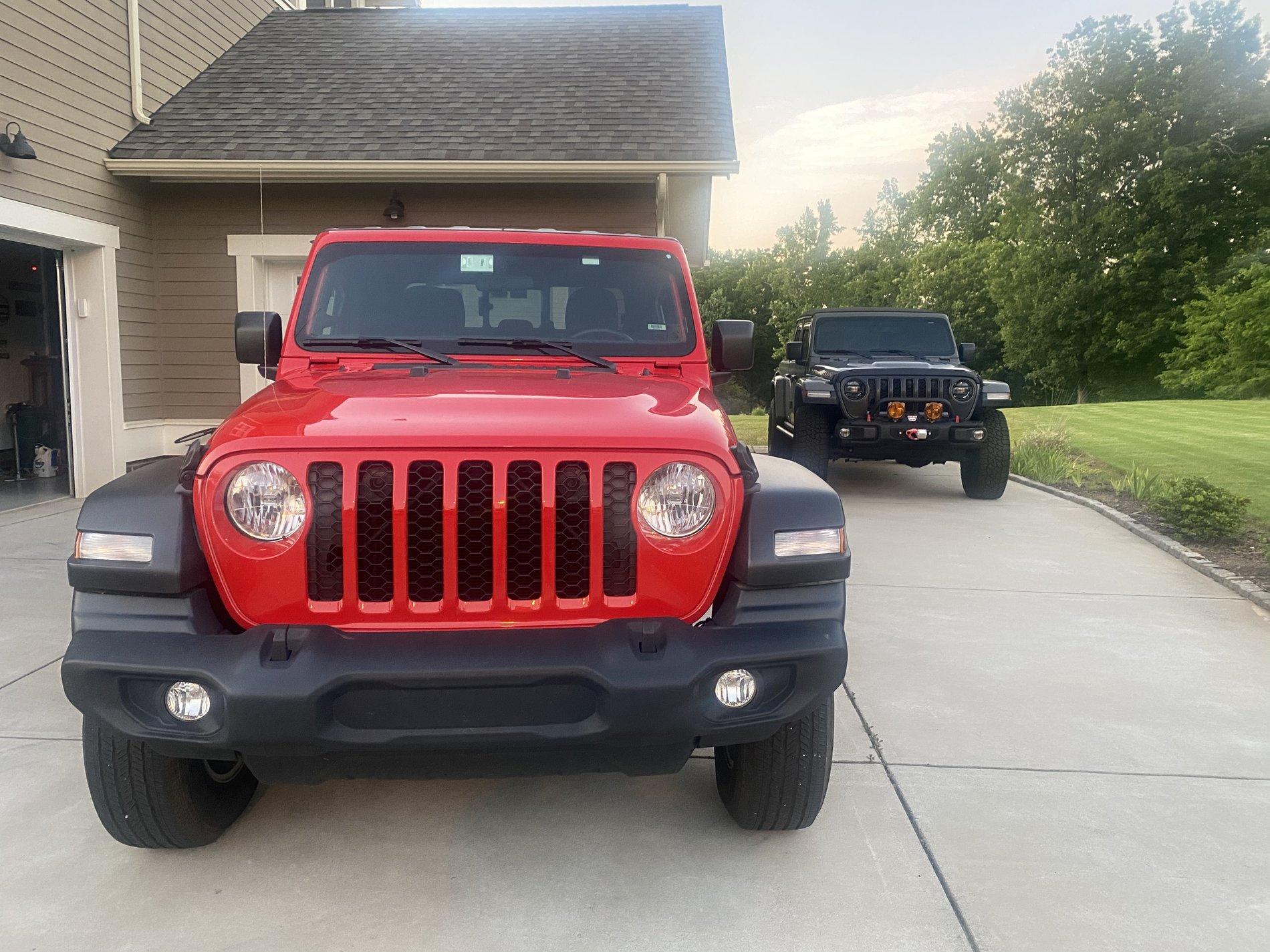 Jeep Gladiator Jeeps Parking Next To Jeeps 245388A4-AE69-4C79-BE0C-B181EFA1F972