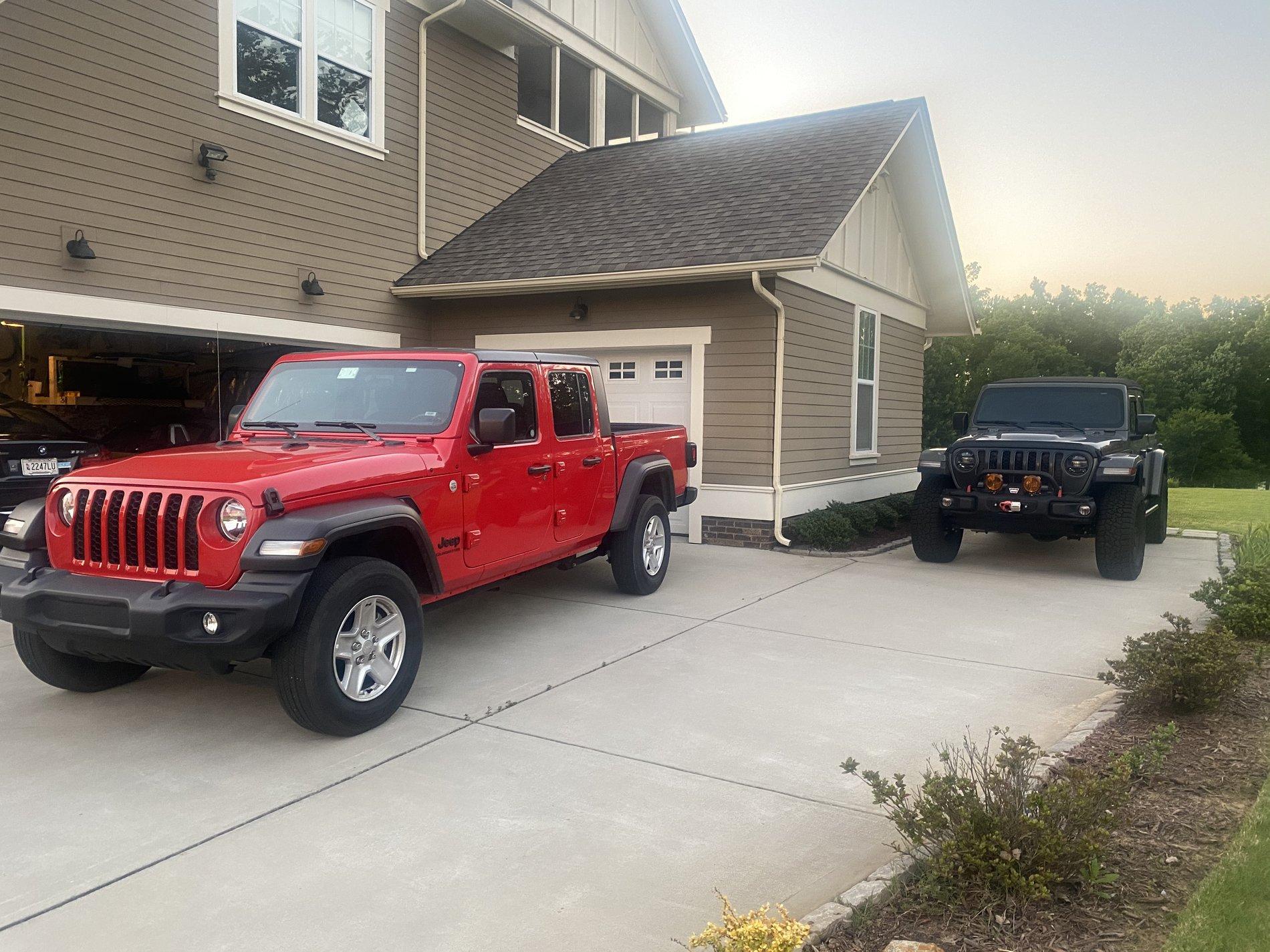 Jeep Gladiator Jeeps Parking Next To Jeeps BF384AA7-6D5F-4095-8F89-500210107448