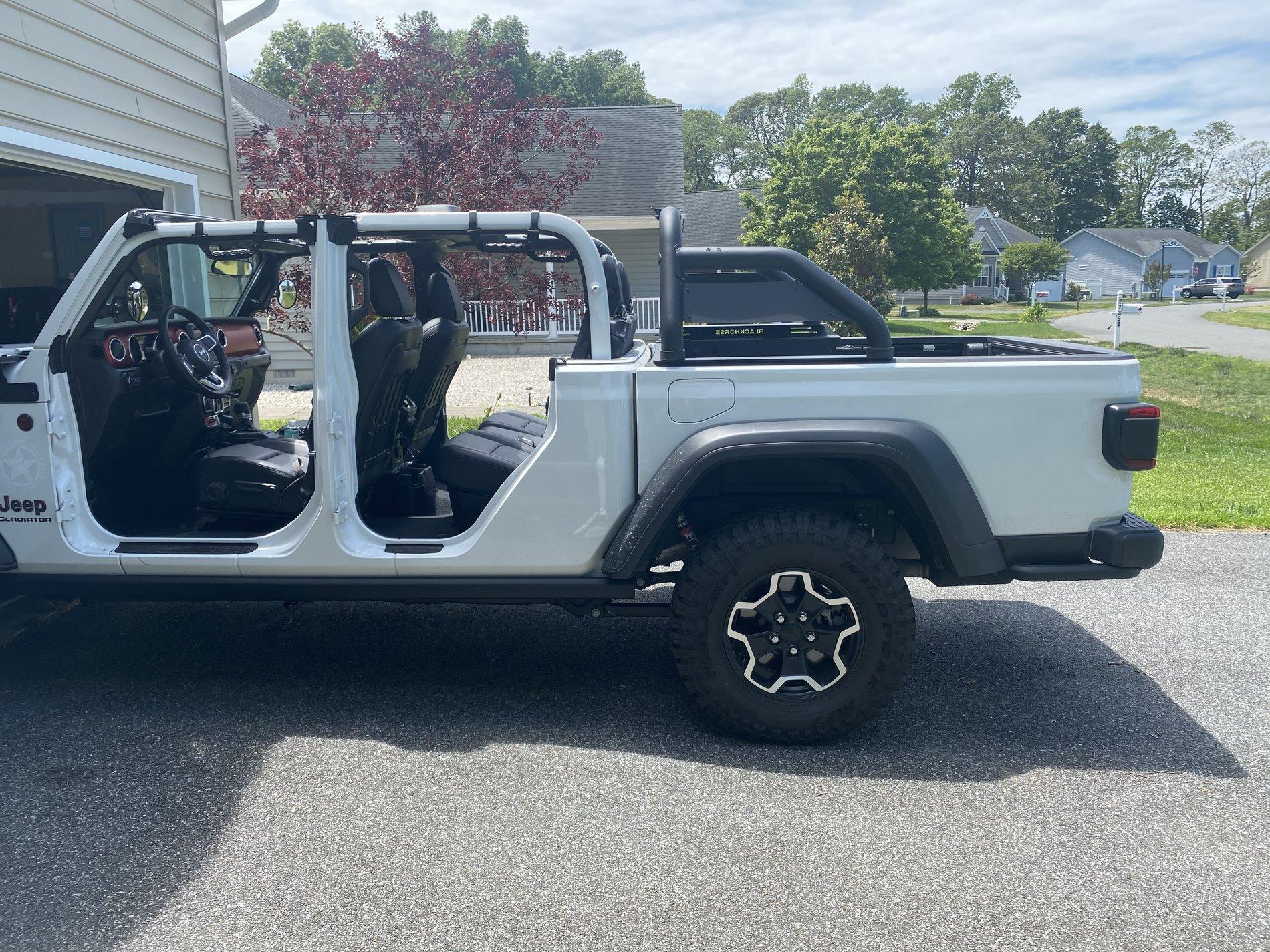 Jeep Gladiator Which black horse roll bar install looks better topless? 30AE4E81-9271-437D-8916-F6BBF755089F