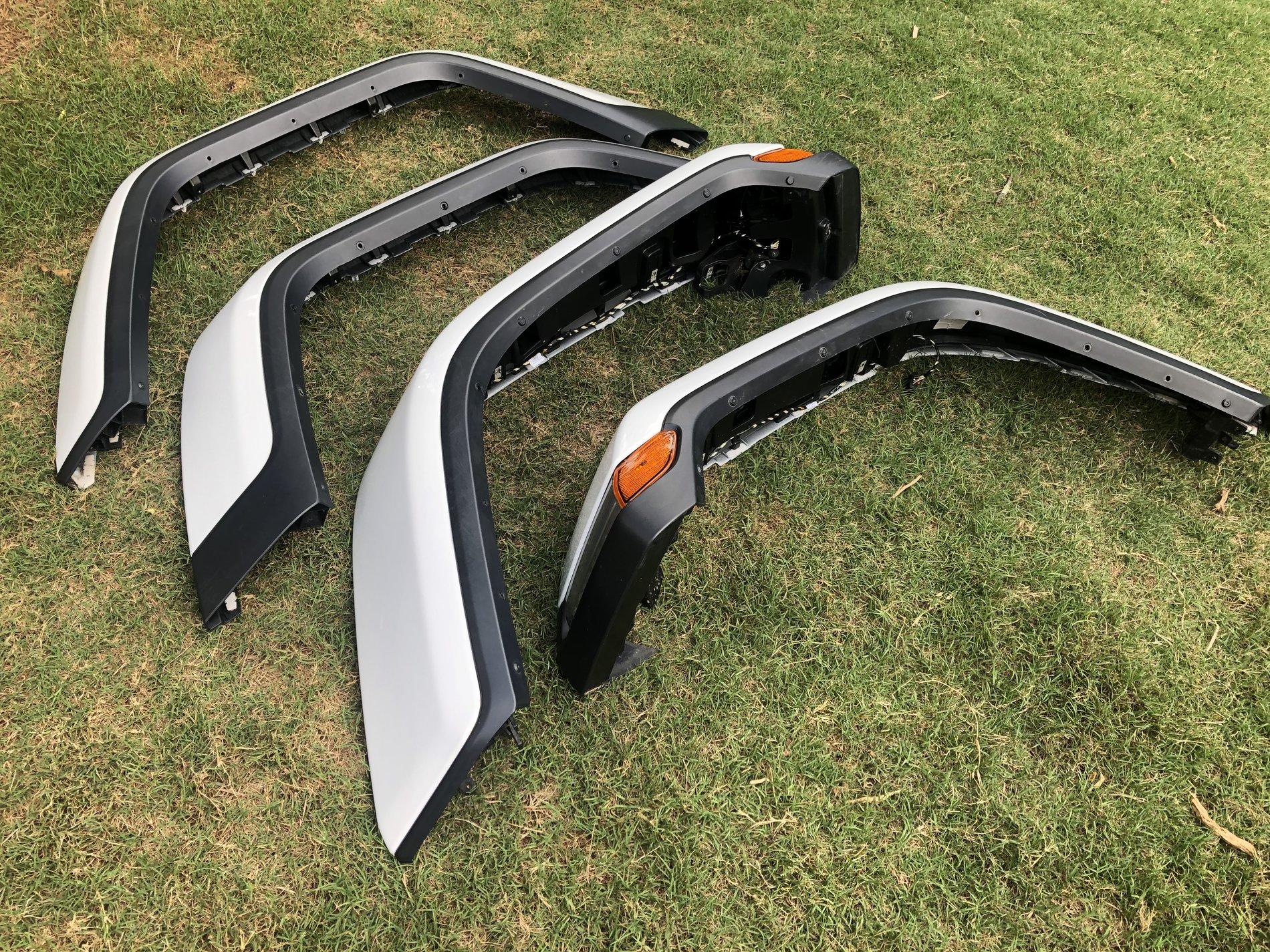 Jeep Gladiator Overland LED Bright White painted flares C84777F3-BCAD-4C53-BF6F-46996FF39DE1