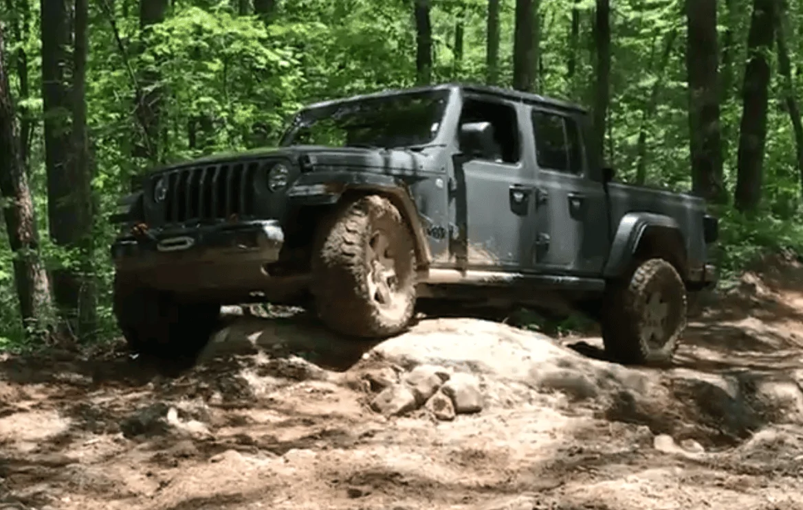 Jeep Gladiator Let's see 'em - Larger tires on Sport S wheels B3B80E31-B2E3-49F7-912C-F20B076FA2DC2