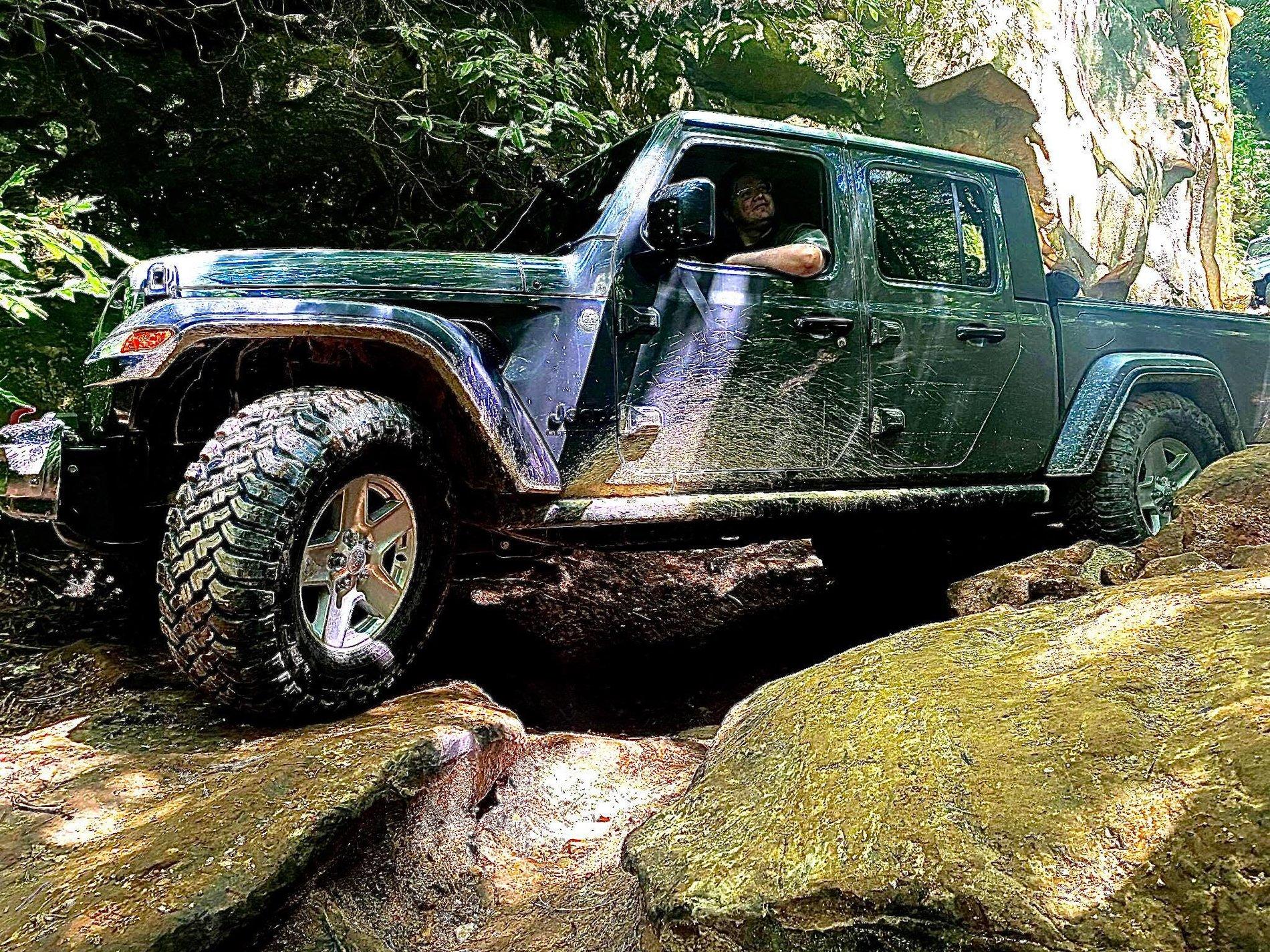 Jeep Gladiator Another 35s on Stock Sport - now with video of offroading! 101826692_1540565019444923_6745016786591166006_n