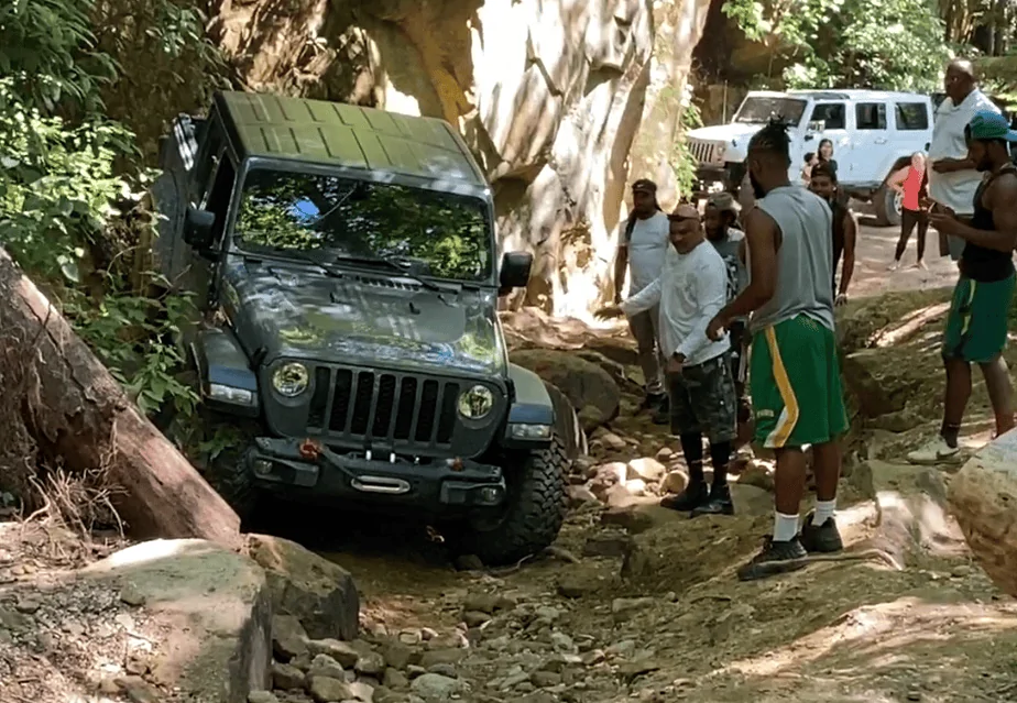 Jeep Gladiator Another 35s on Stock Sport - now with video of offroading! Rock obstacle 6.7.2020 5
