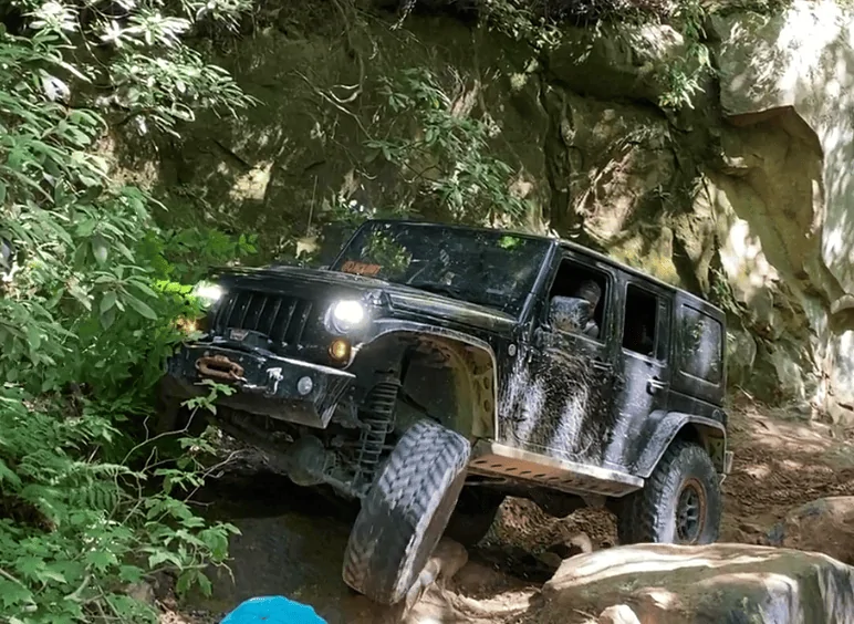 Jeep Gladiator Another 35s on Stock Sport - now with video of offroading! Rock obstacle 6.7.2020 6