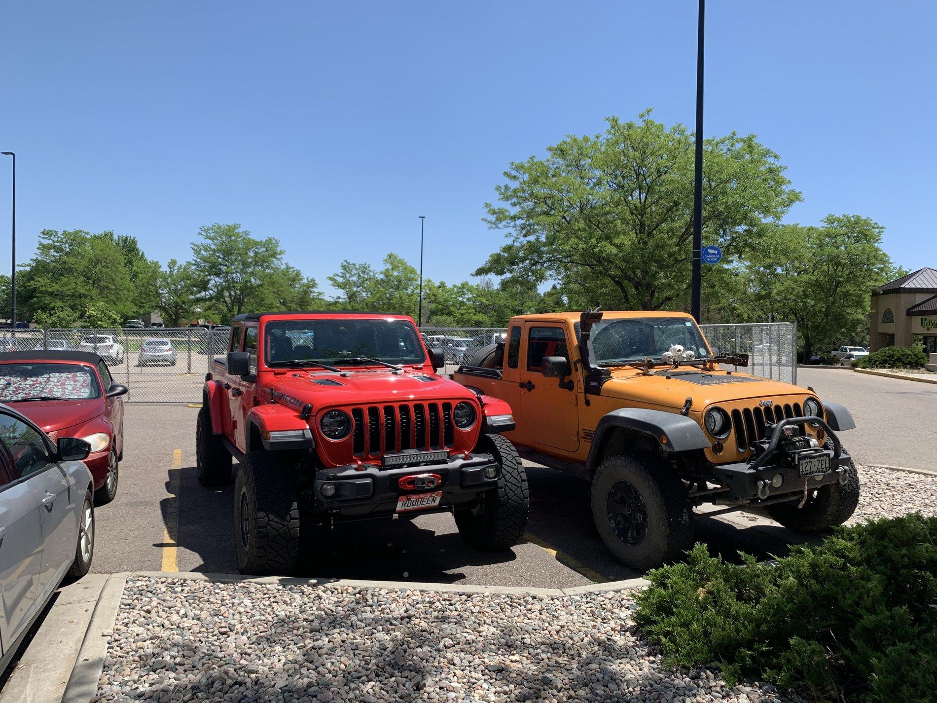 Jeep Gladiator Jeeps Parking Next To Jeeps F156E0D9-2858-4D30-9A9A-851130E4DE45