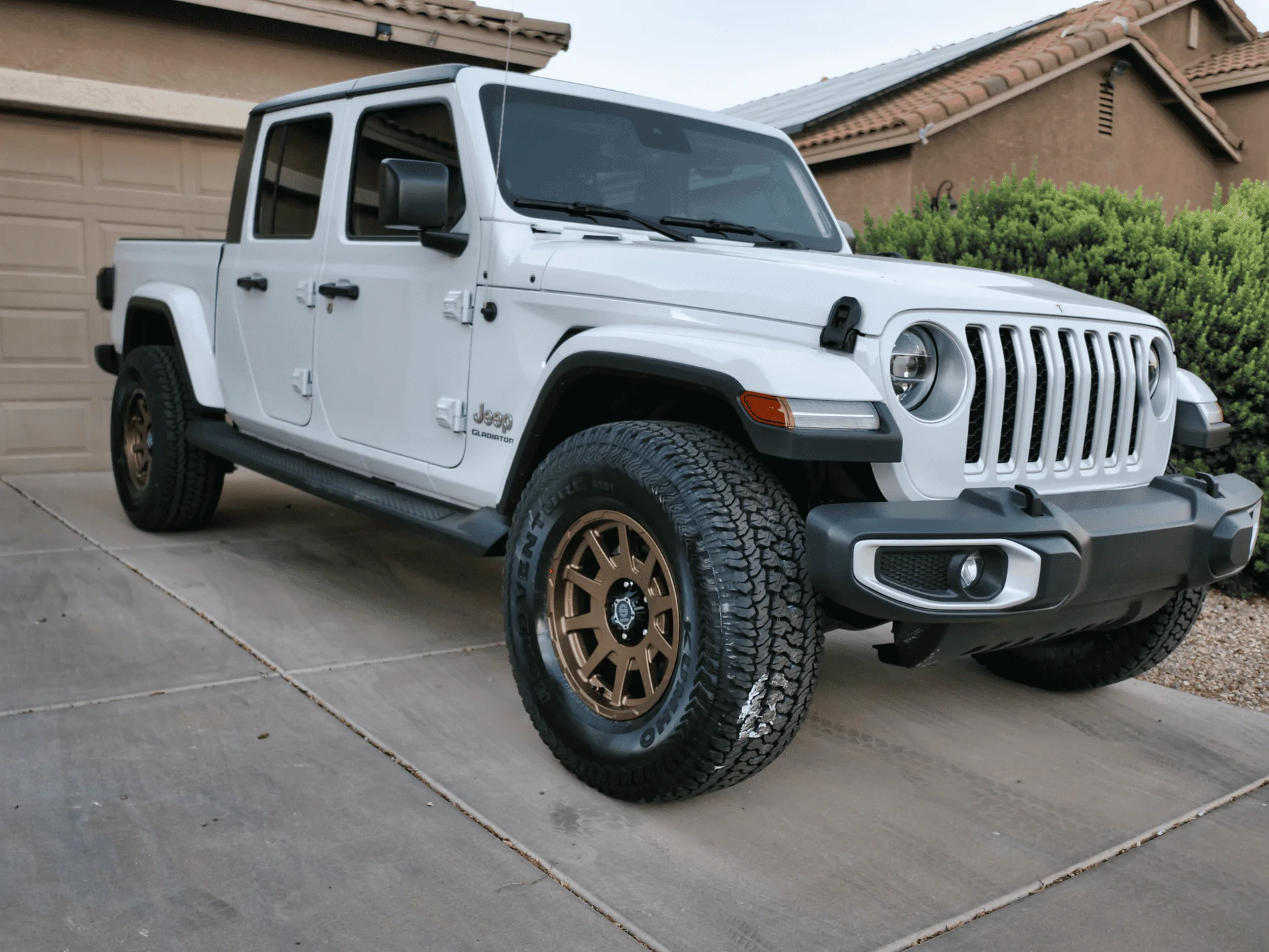 Jeep Gladiator BRIGHT WHITE Gladiator JT Club P1087667_FB