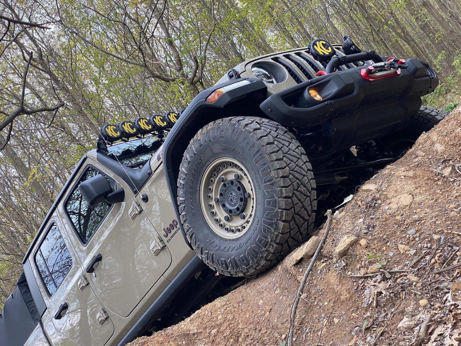 Jeep Gladiator Black is played out, let's see some colored rims IMG_1525
