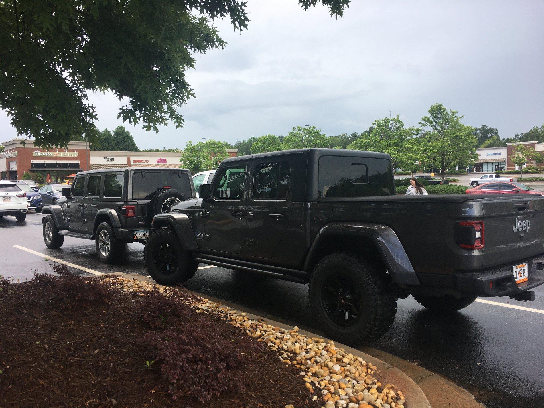 Jeep Gladiator Jeeps Parking Next To Jeeps 92BD90A6-95FD-436F-87A2-81A2675E81A8