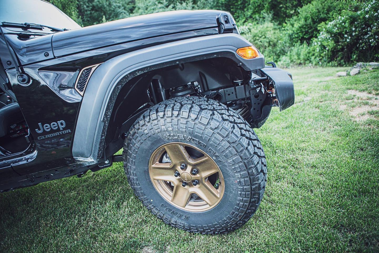 Jeep Gladiator Black and gold gladiator 40244E04-8CA0-45EA-9FD3-CBF70769A6D8