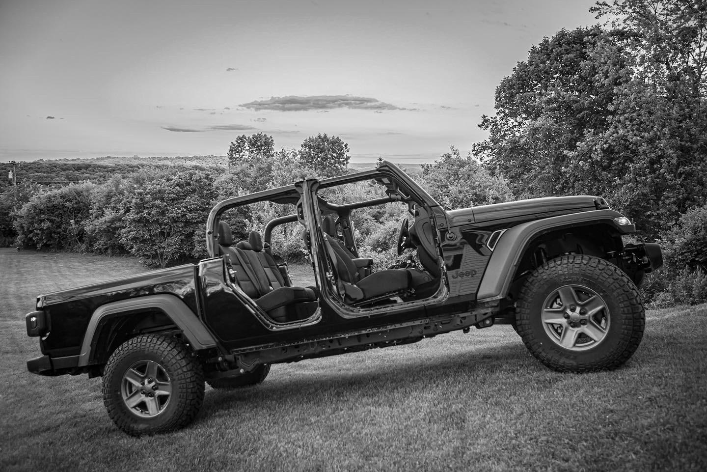 Jeep Gladiator Black and gold gladiator 5A6A1B95-0DCE-4335-89BB-B6A09D2EB2E3
