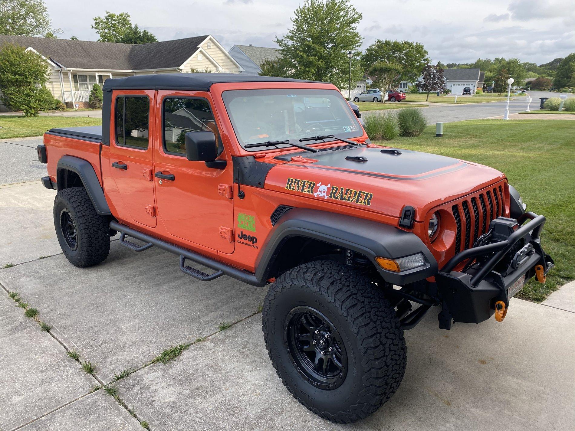 Jeep Gladiator Punkin for black grill swap 29031110-4957-4391-A6DC-09E8315294C2