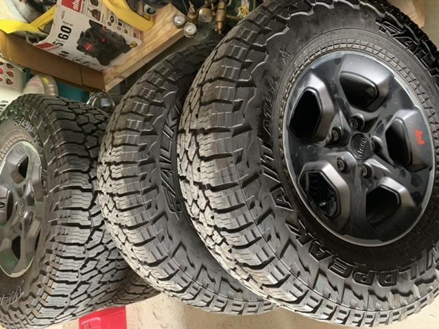 Jeep Gladiator Rubicon wheel/tires no TPMS 973FBFAC-E1A0-4F02-A7F2-9275F7111924